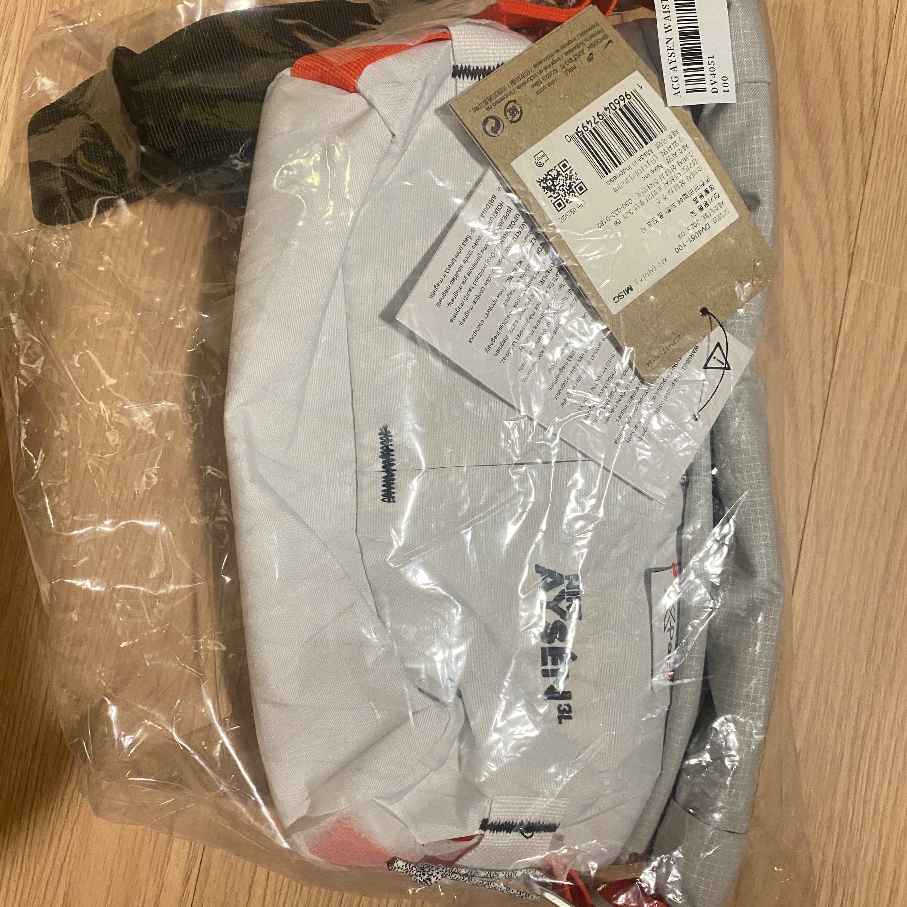 Nike ACG Aisen Penny Pack 3L White Photon Dust 착용 스타일