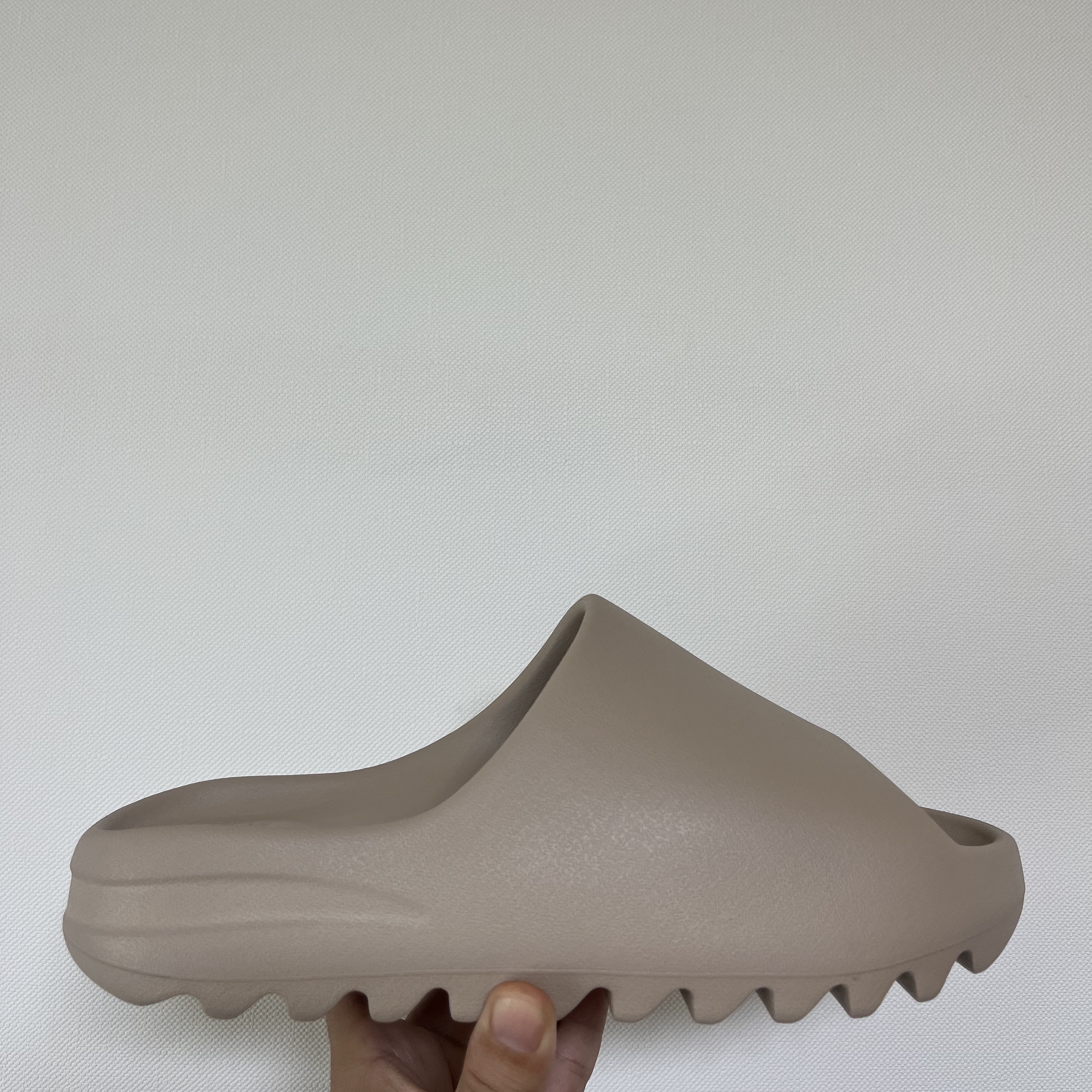 Adidas Yeezy Slide Pure - Re-Release Ver., Adidas Yeezy Slide Pure 착용 스타일 - 1