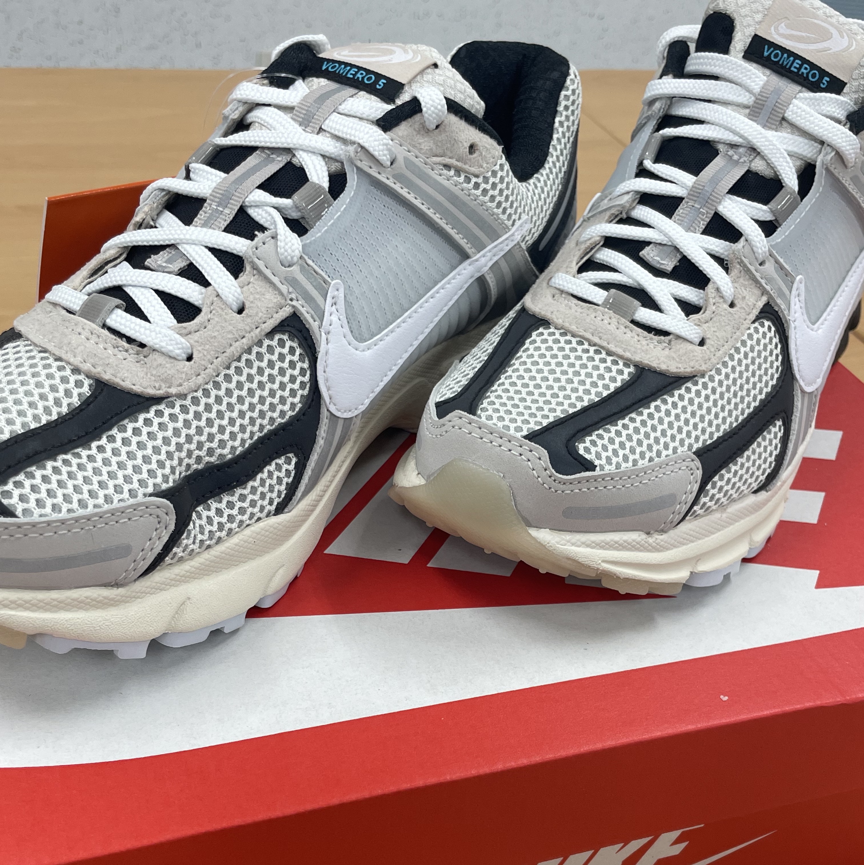 Nike Zoom Vomero 5 Light Bone and Black 착용 스타일 - 2