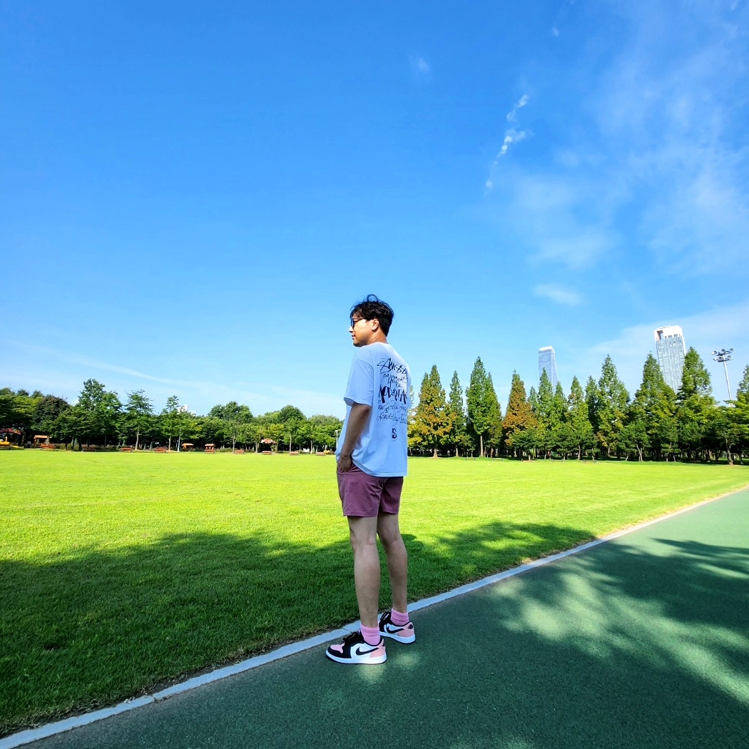 Jordan 1 Retro Low OG Bleached Coral, Stussy Modern Age T-Shirt White 착용 스타일