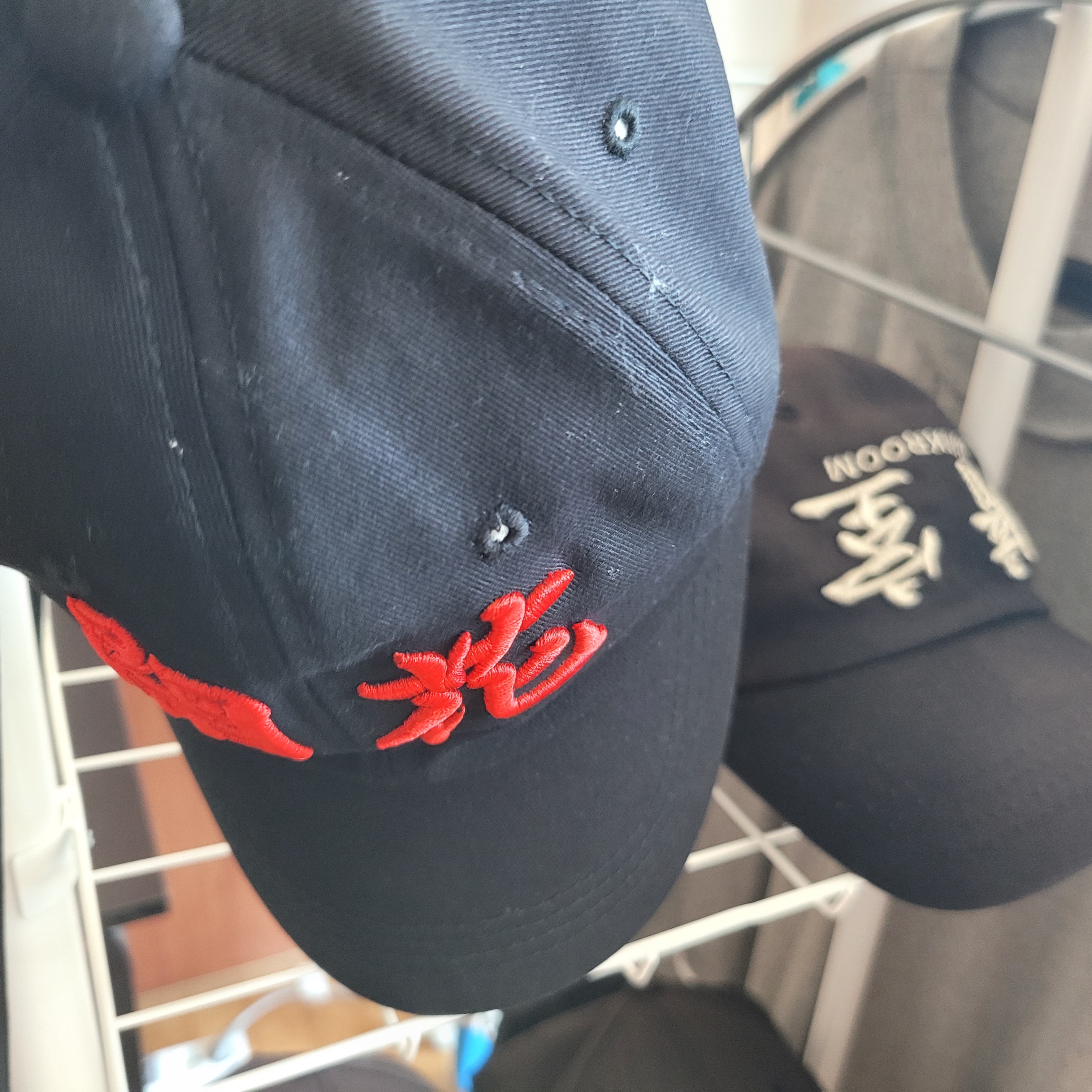 Darkr8m Studio x Tanaka Flowering Cap Black Red 착용 스타일