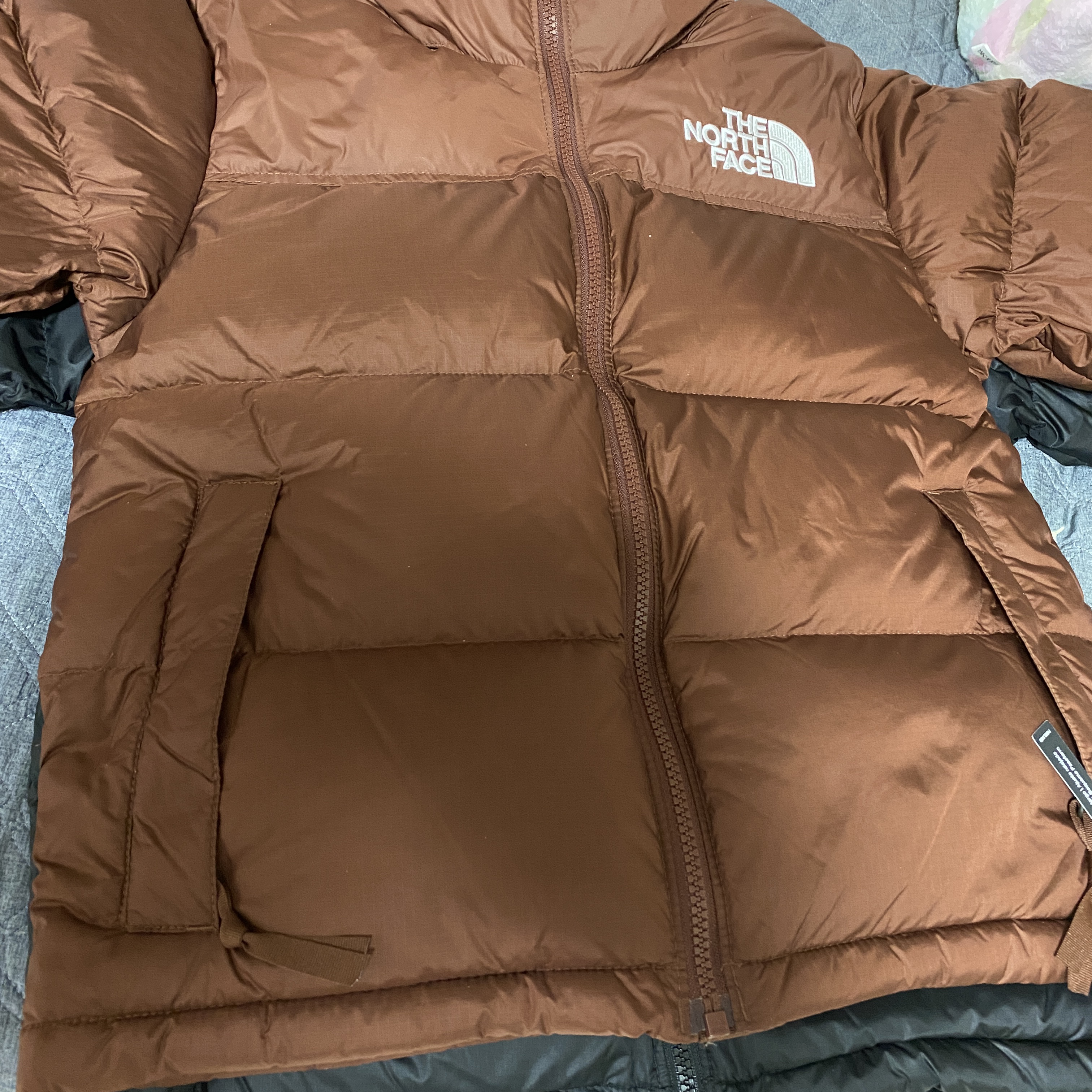 (W) The North Face 1996 Retro Nuptse Jacket Dark Oak 착용 스타일 - 1