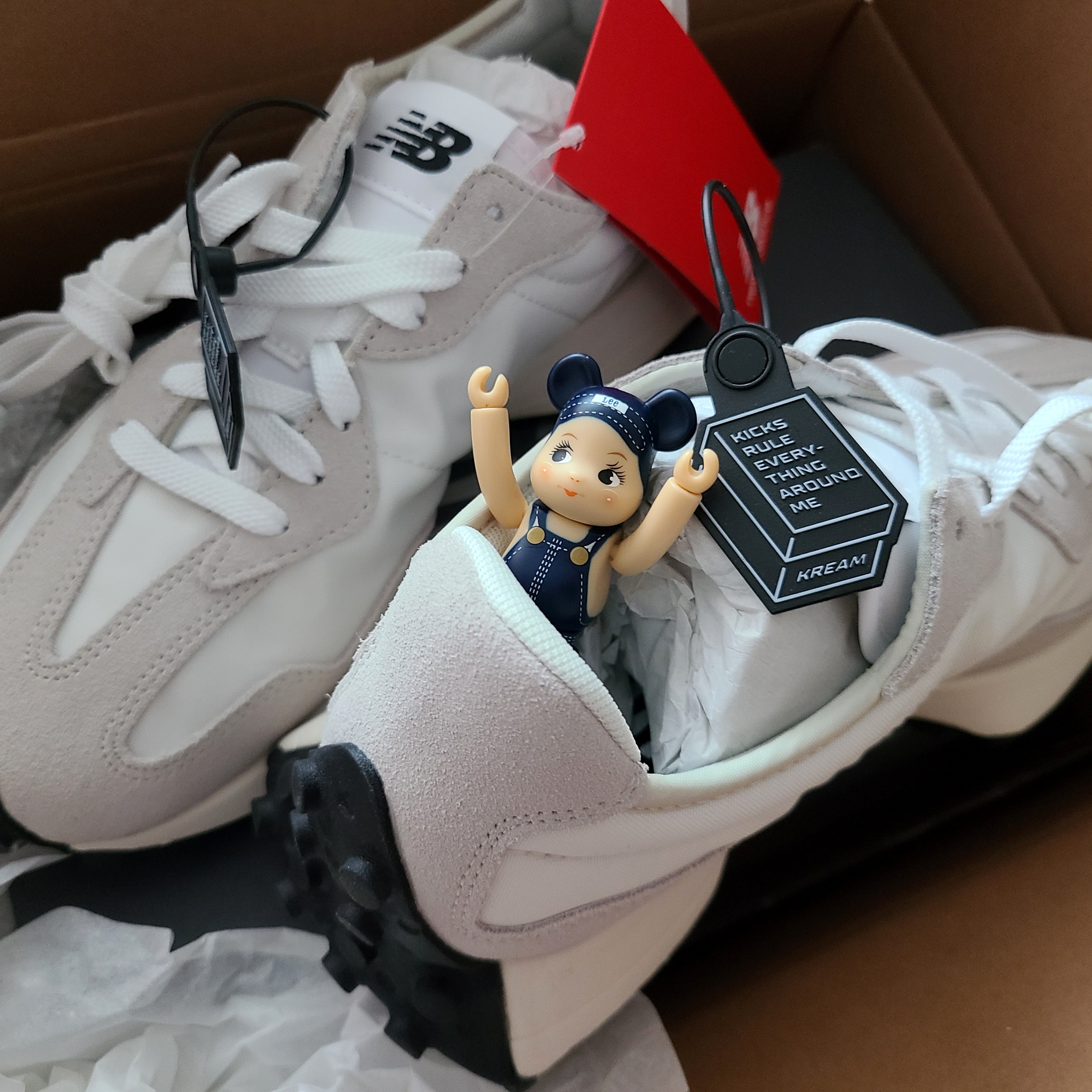 Bearbrick x Lee Buddy Lee 100% & 400% Set, New Balance 327 White Black 착용 스타일