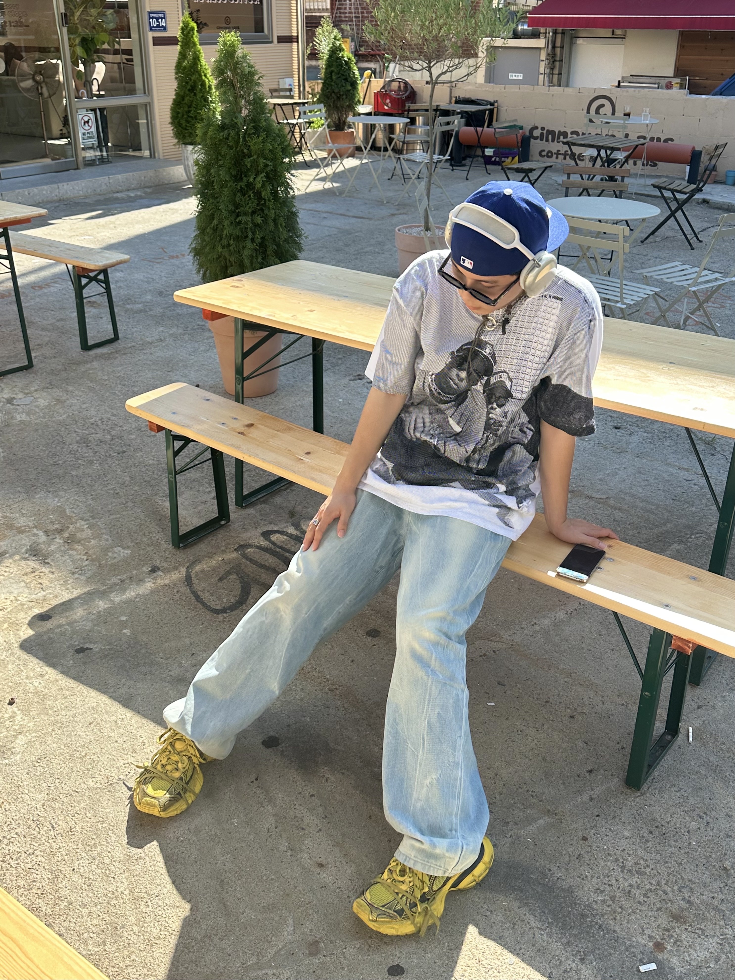 Balenciaga 3XL Sneakers Yellow Black, Stussy x Gang Starr T-Shirt White 착용 스타일 - 1