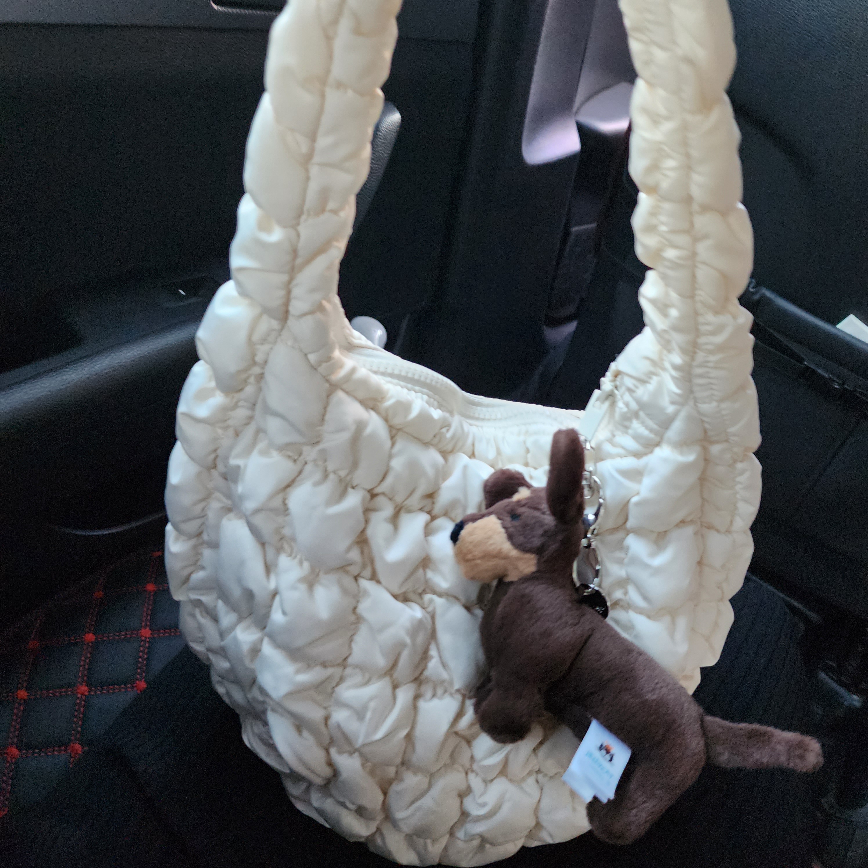 Jellycat Otto Sausage Dog Bag Charm Brown 착용 스타일 - 3