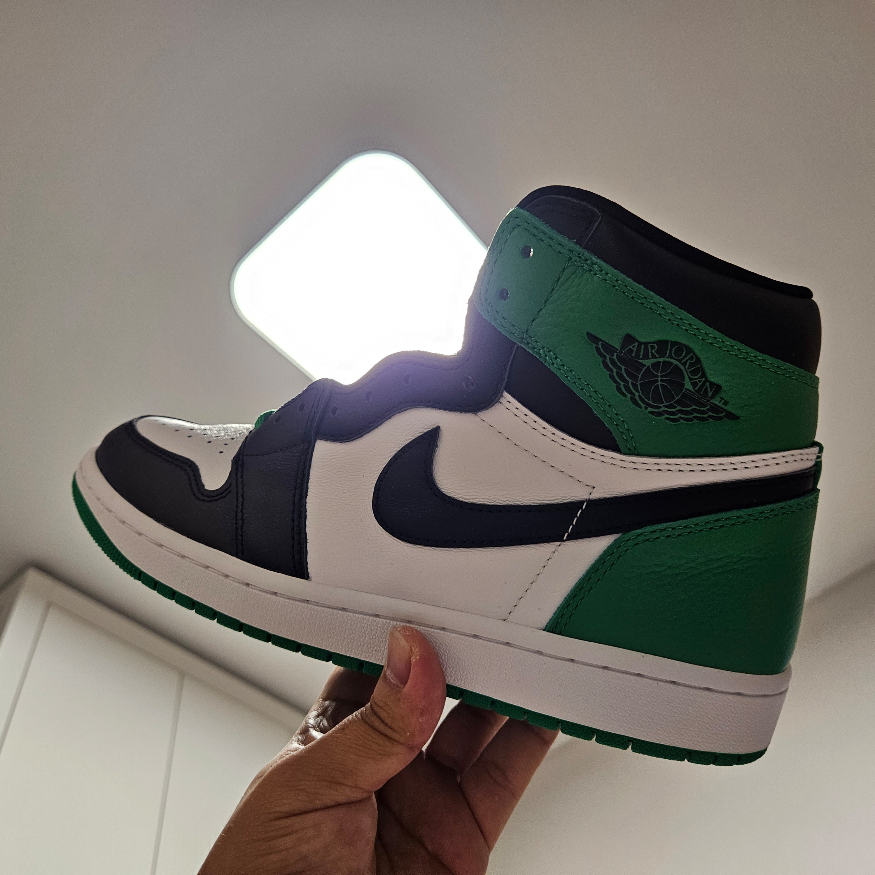 Jordan 1 Retro High OG Black and Lucky Green 착용 스타일