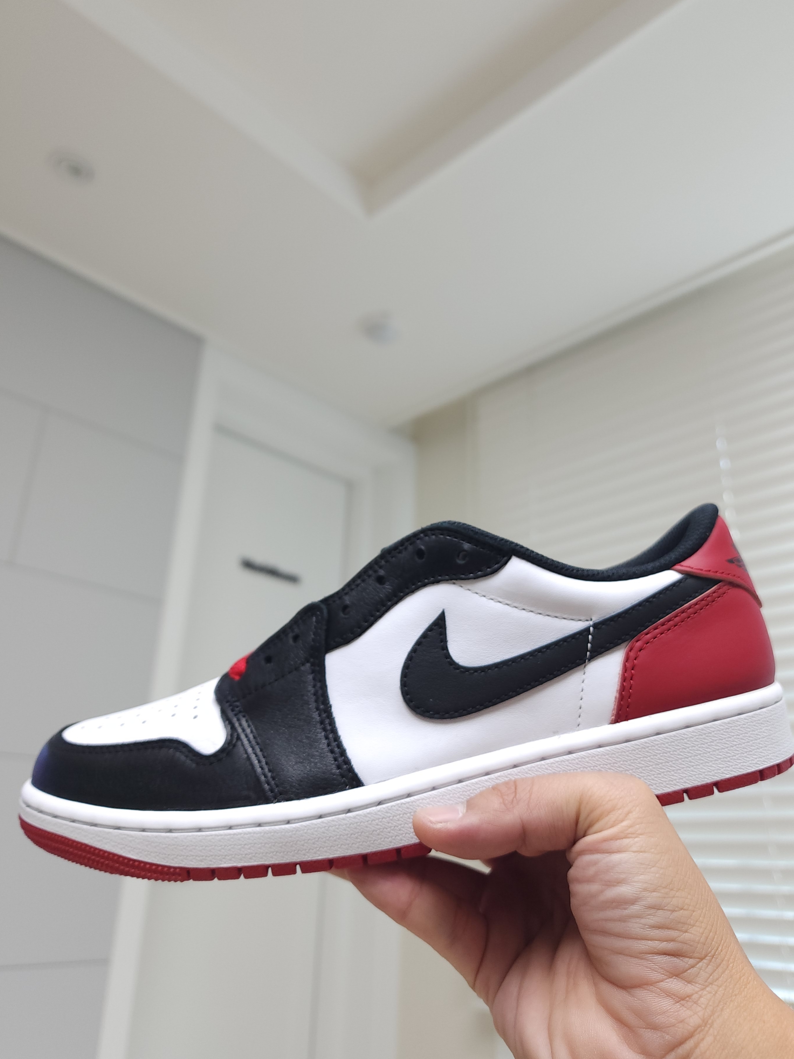 Jordan 1 Retro Low OG Black Toe 착용 스타일 - 2