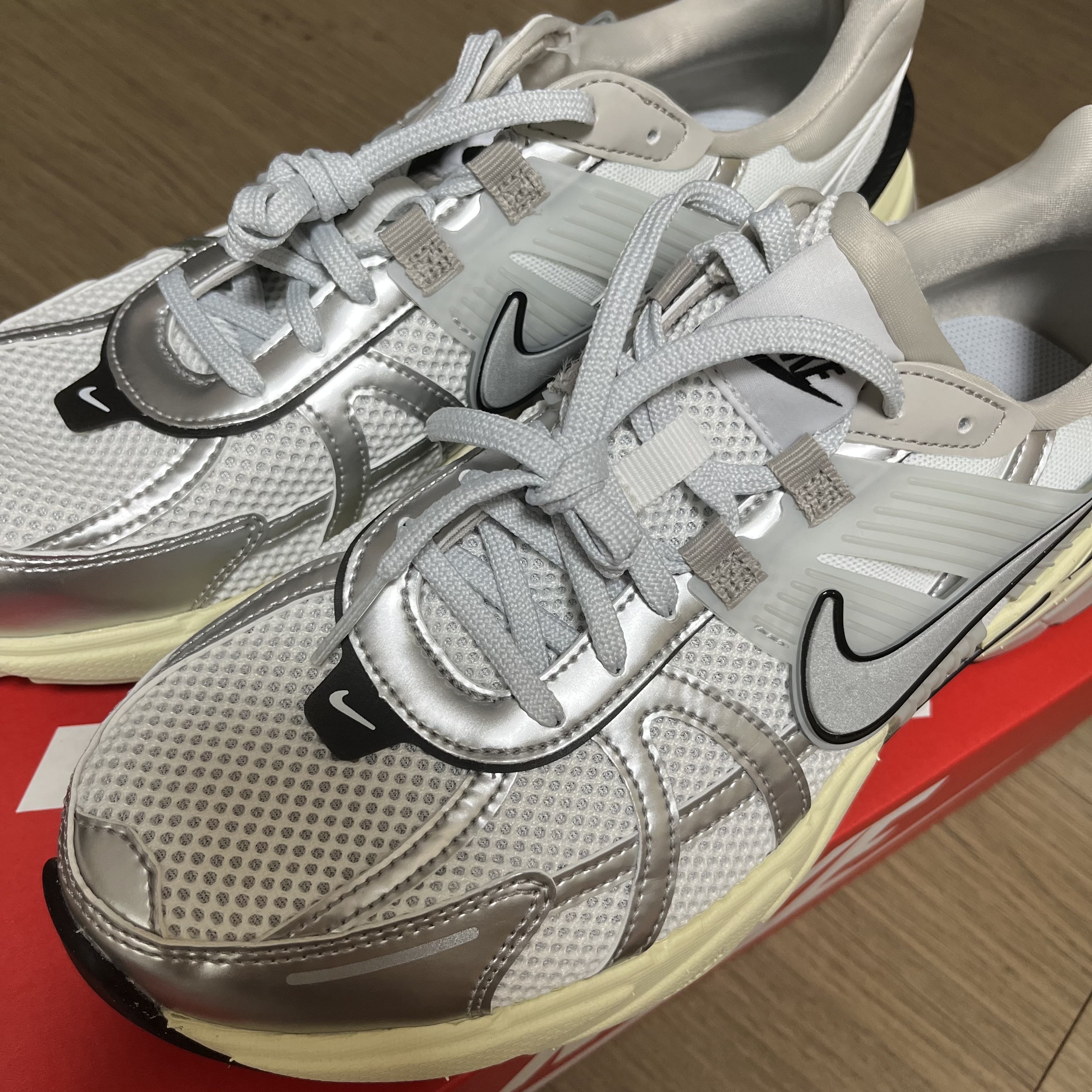 Nike V2K Run Summit White Metallic Silver 착용 스타일