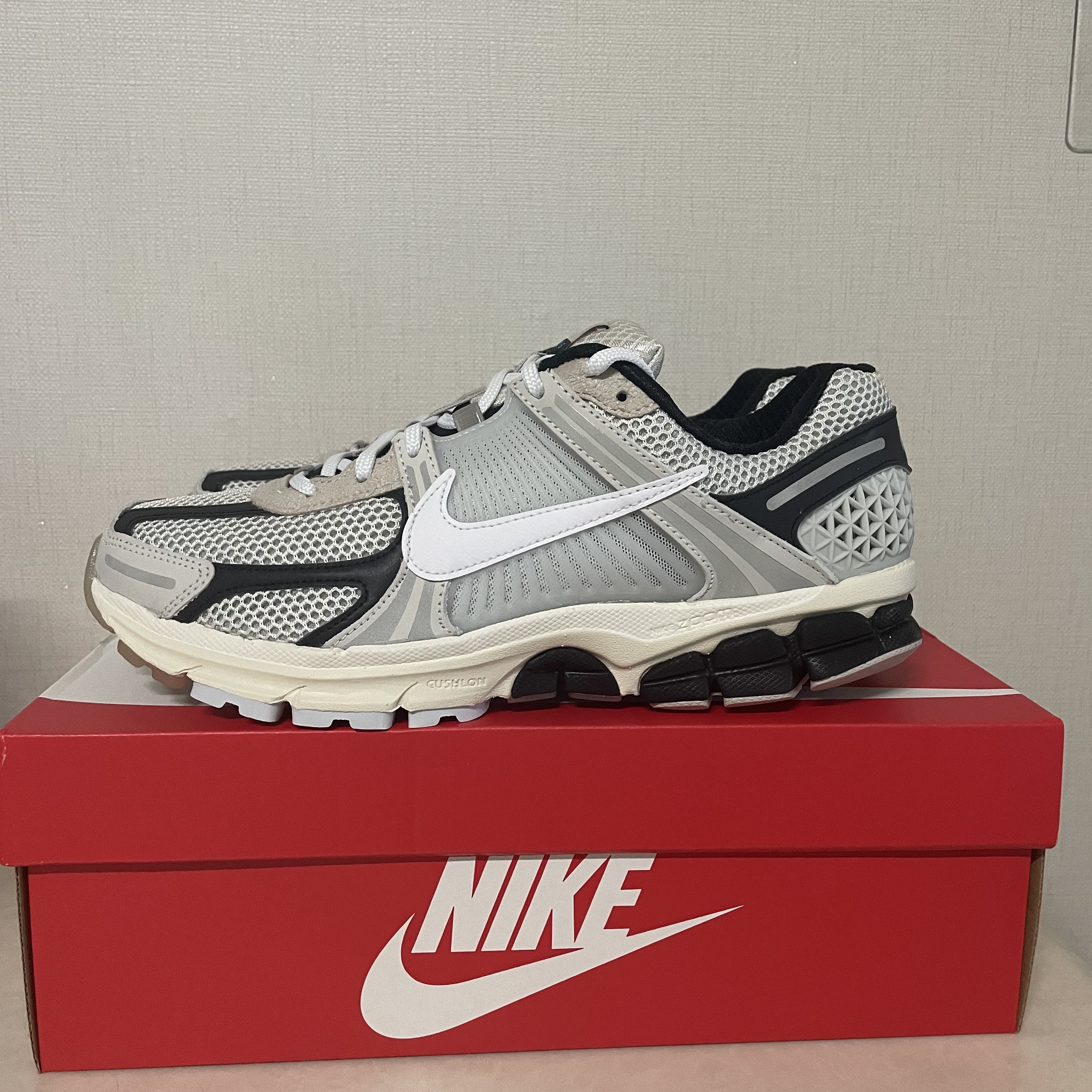 Nike Zoom Vomero 5 Light Bone and Black 착용 스타일 - 2
