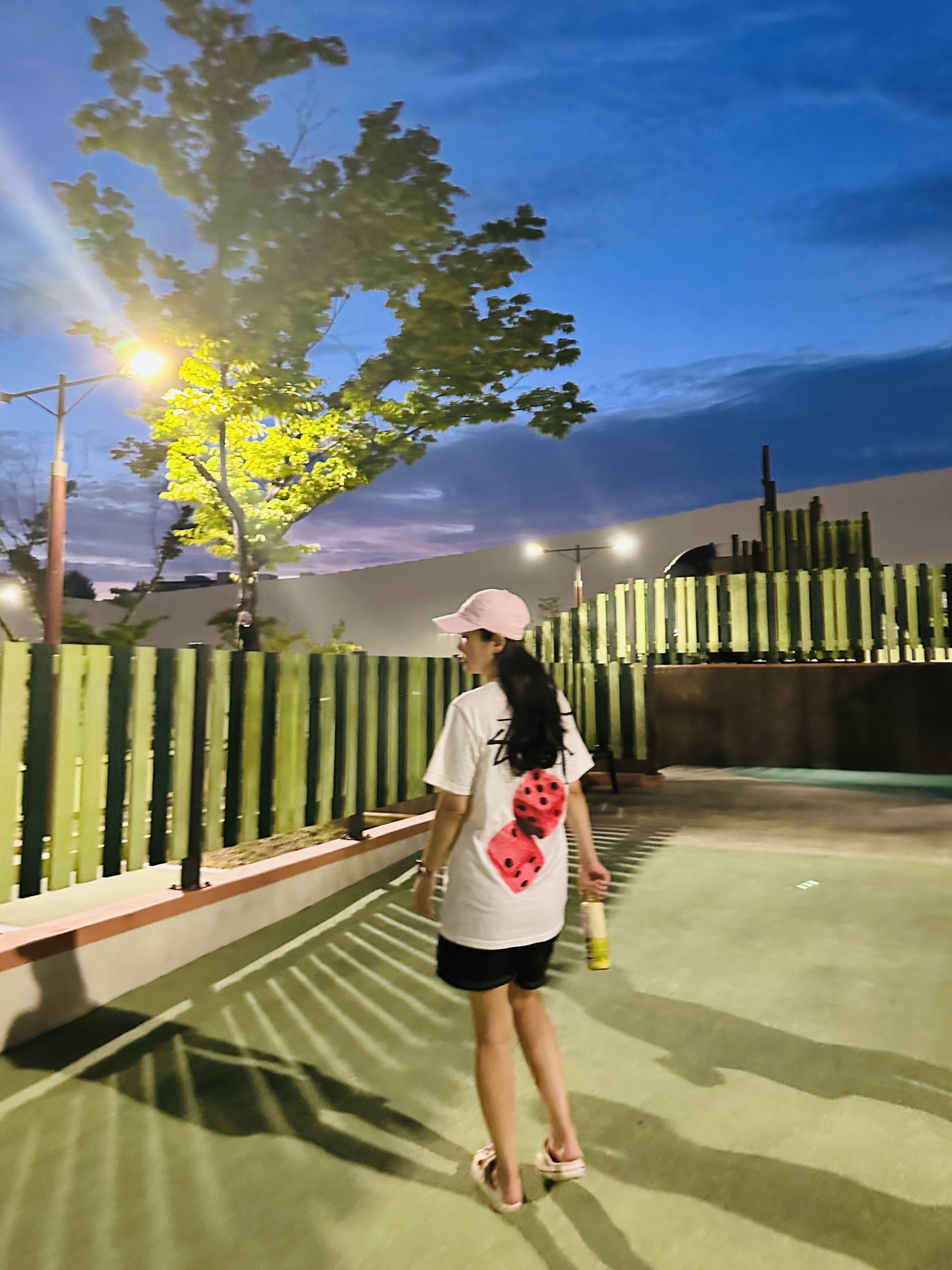 Nike Heritage 86 Futura Washed Cap Pink Foam, Stussy Fuzzy Dice T-Shirt White 착용 스타일 - 1