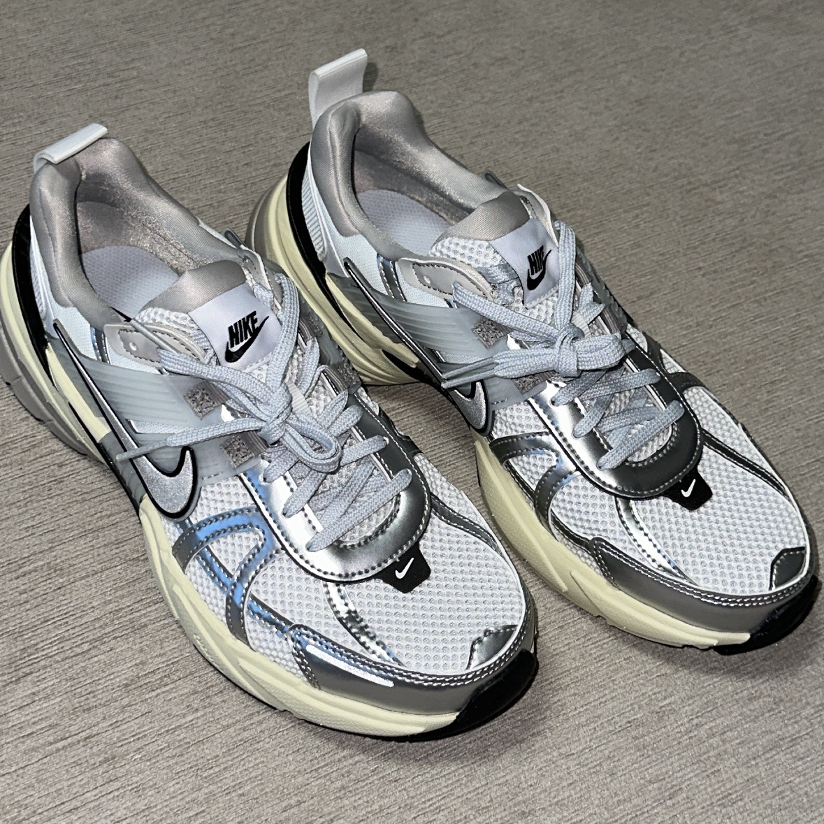 Nike V2K Run Summit White Metallic Silver 착용 스타일