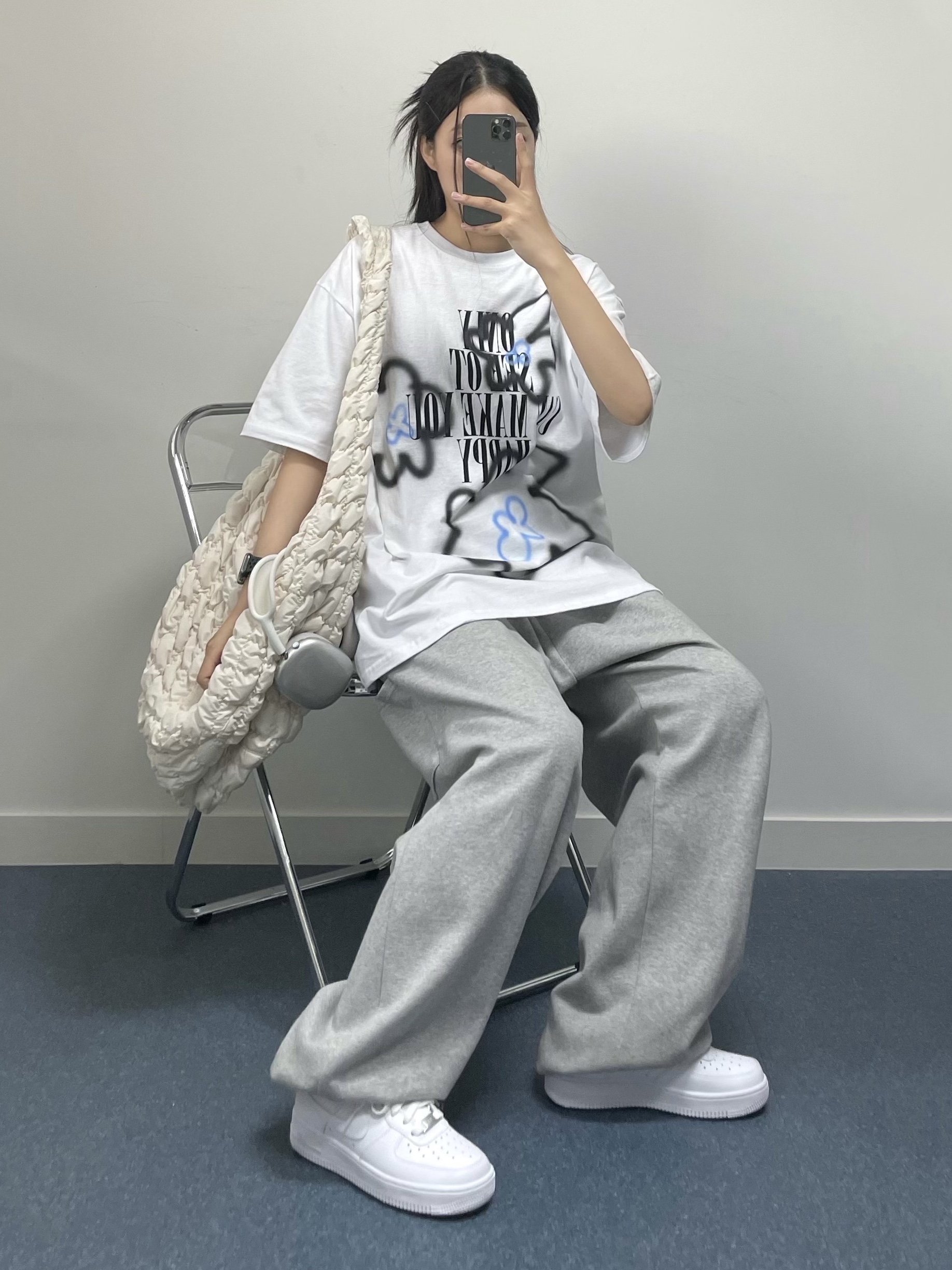 COS Quilted Oversized Shoulder Bag Off White Light Beige, (W) Nike Air Force 1 '07 Low White 착용 스타일 - 2