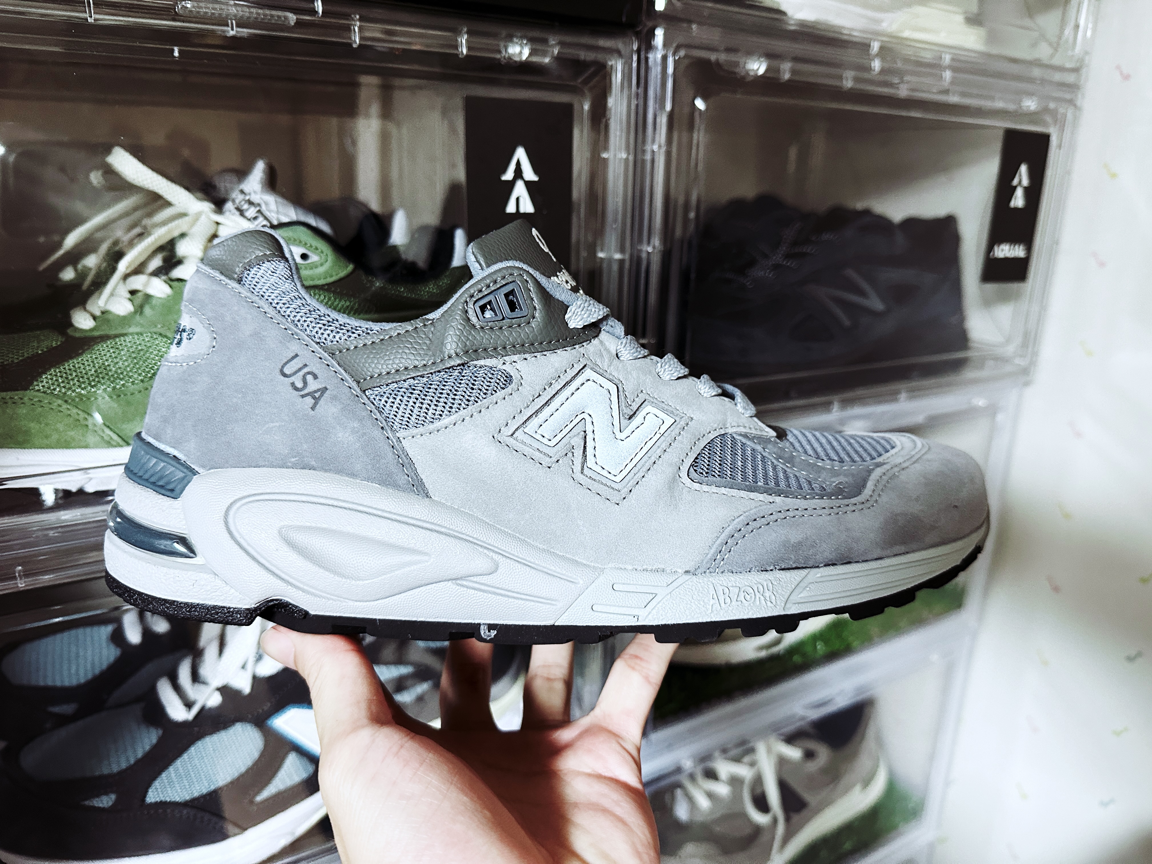 New Balance x WTAPS 990v2 Made in USA Grey 착용 스타일 - 3