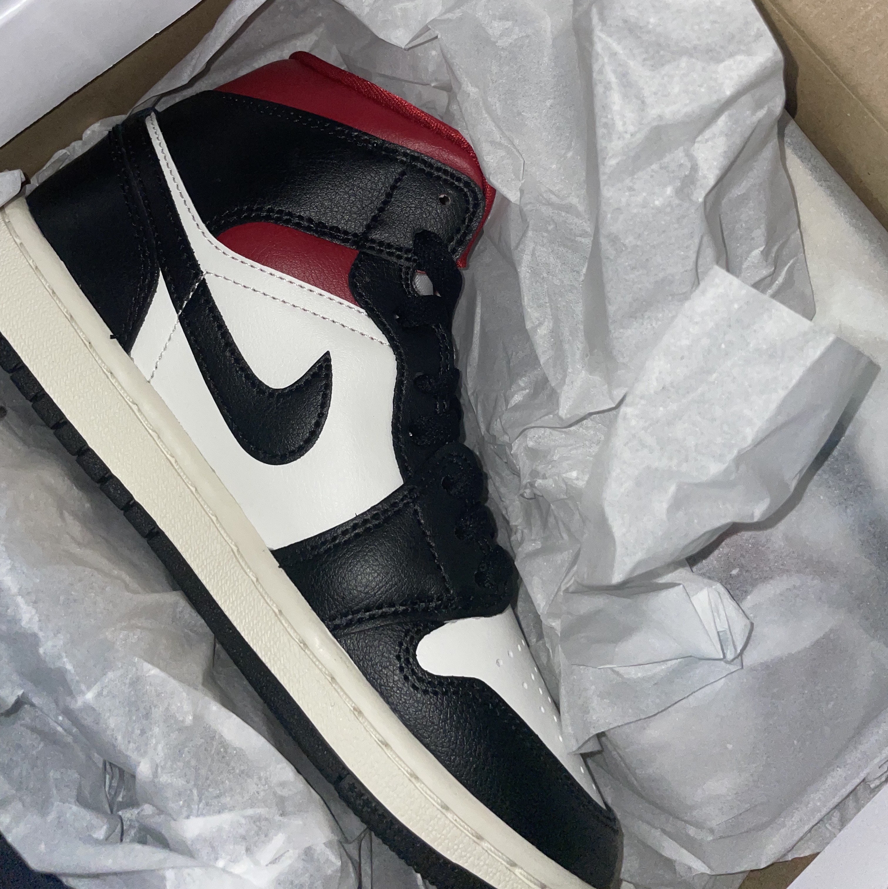 (W) Jordan 1 Mid Black Gym Red 착용 스타일 - 3