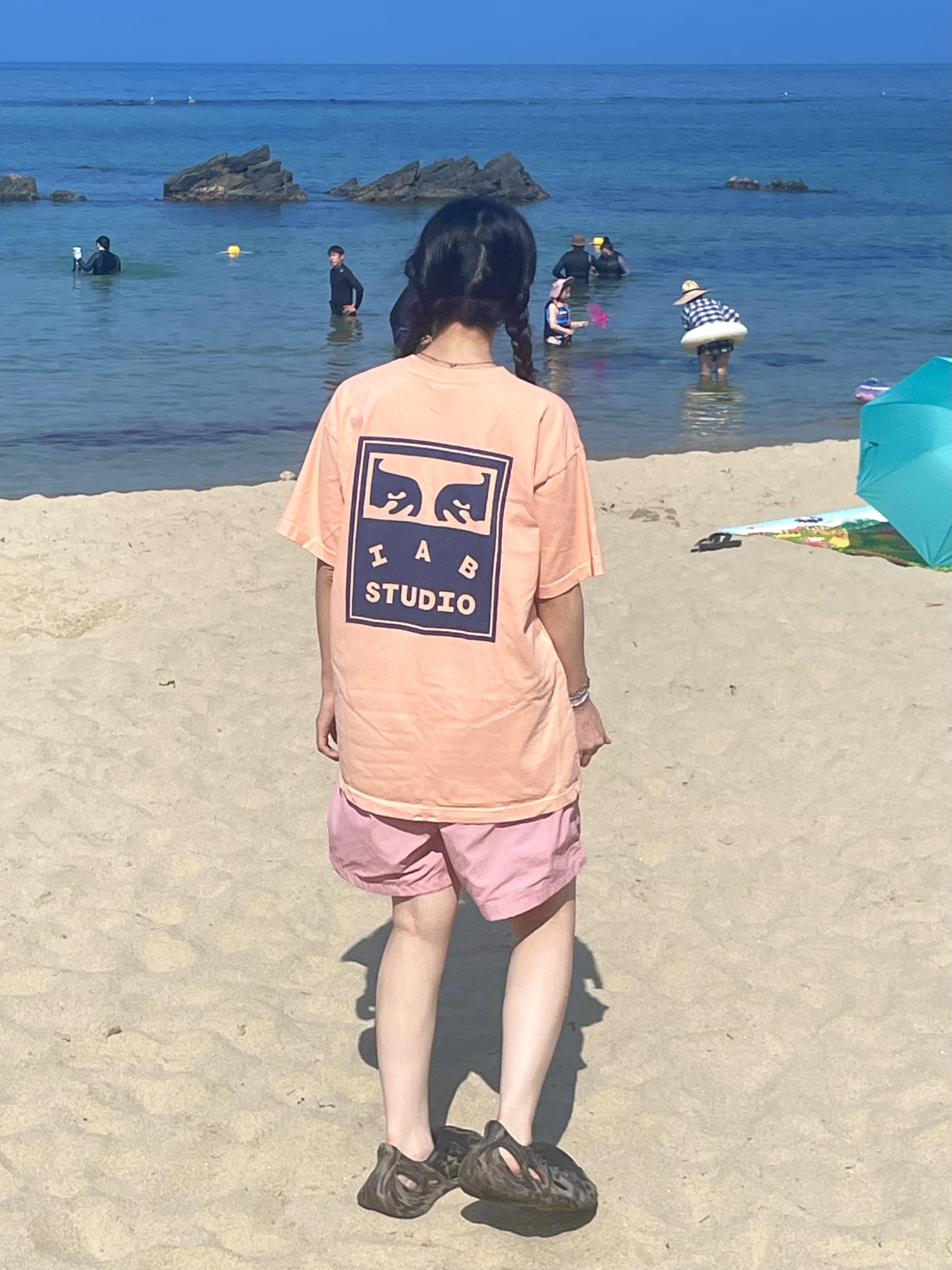 IAB Studio x Obey Eyes Icon T-Shirt Melon, Adidas Yeezy Foam RNNR MX Cinder 착용 스타일 - 2
