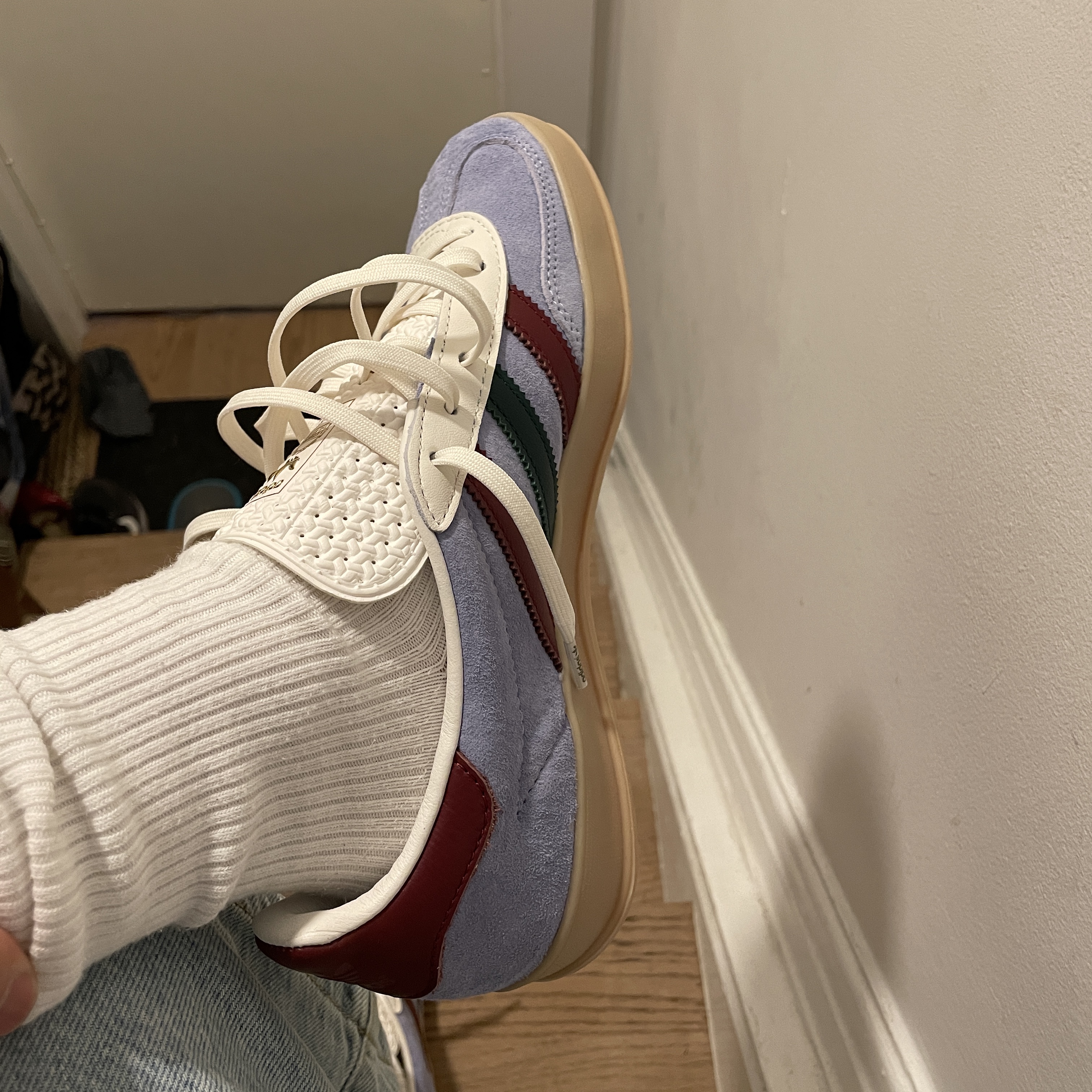 Adidas Gazelle Indoor Blue Dawn Collegiate Burgundy 착용 스타일 - 1