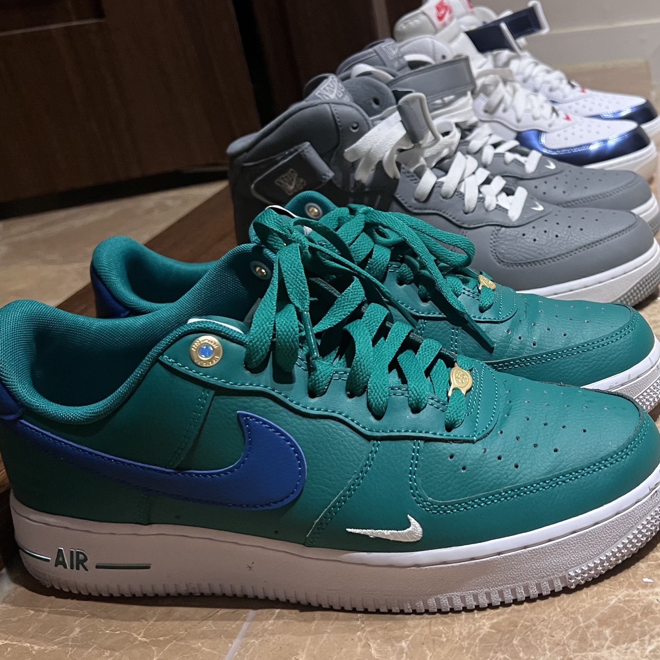 Nike Air Force 1 Mid QS University Red and Midnight Navy, Nike Air Force 1 Mid QS NYC Cool Grey 착용 스타일 - 4