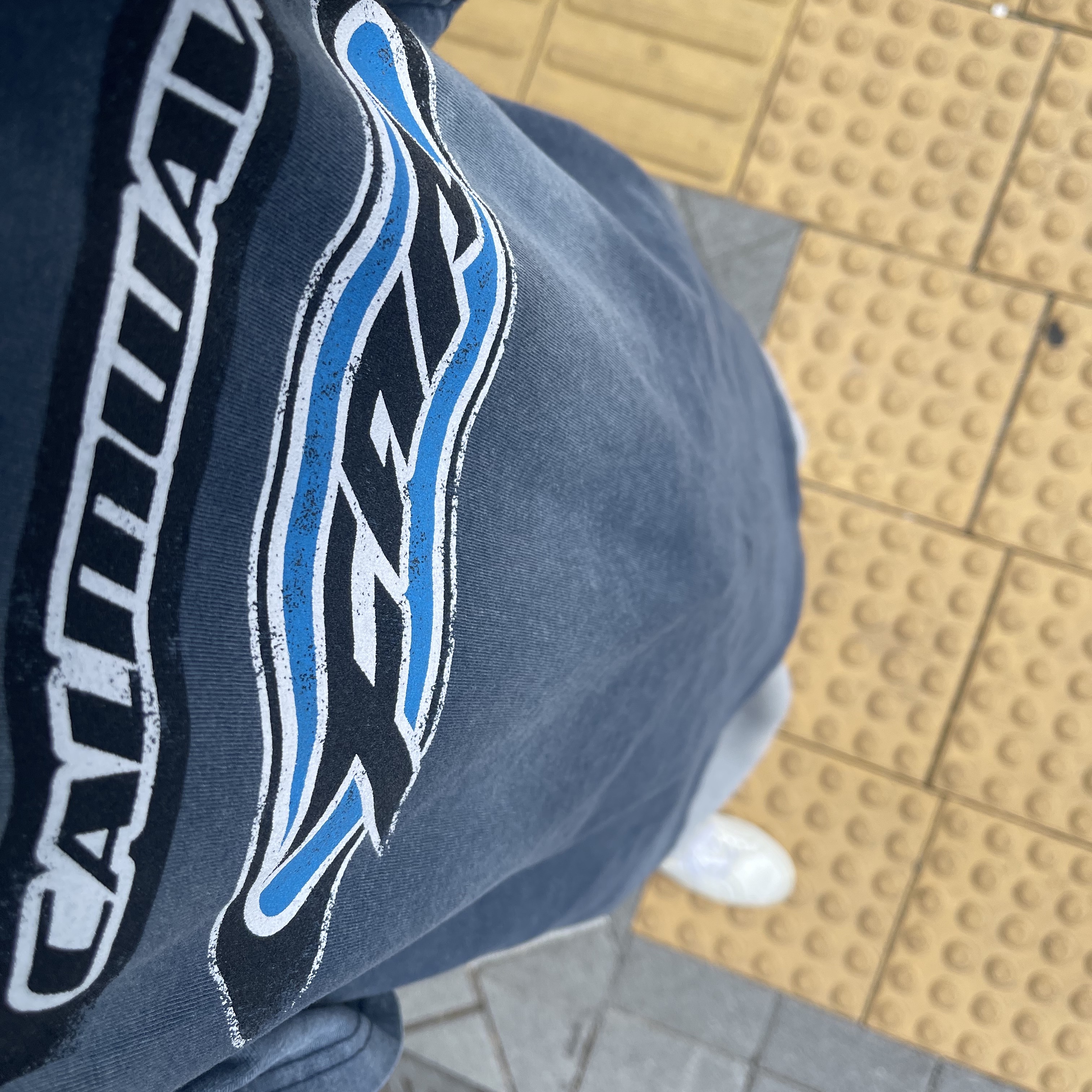 Farfromwhat Far Washed Logo T-Shirt Navy 착용 스타일