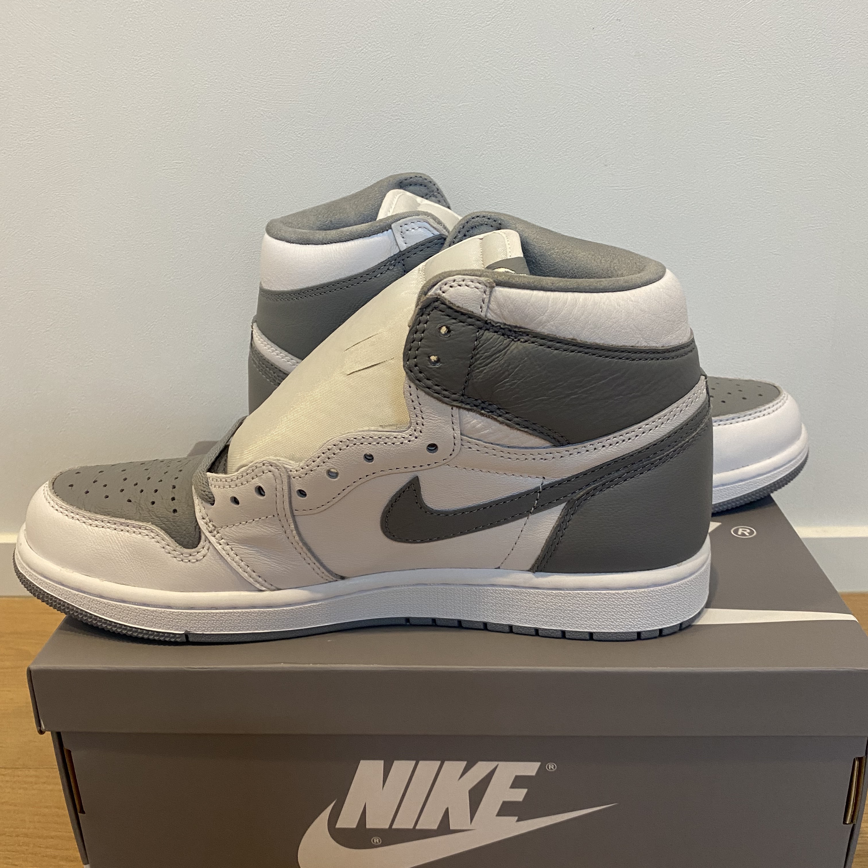 Jordan 1 Retro High OG Stealth 착용 스타일 - 3