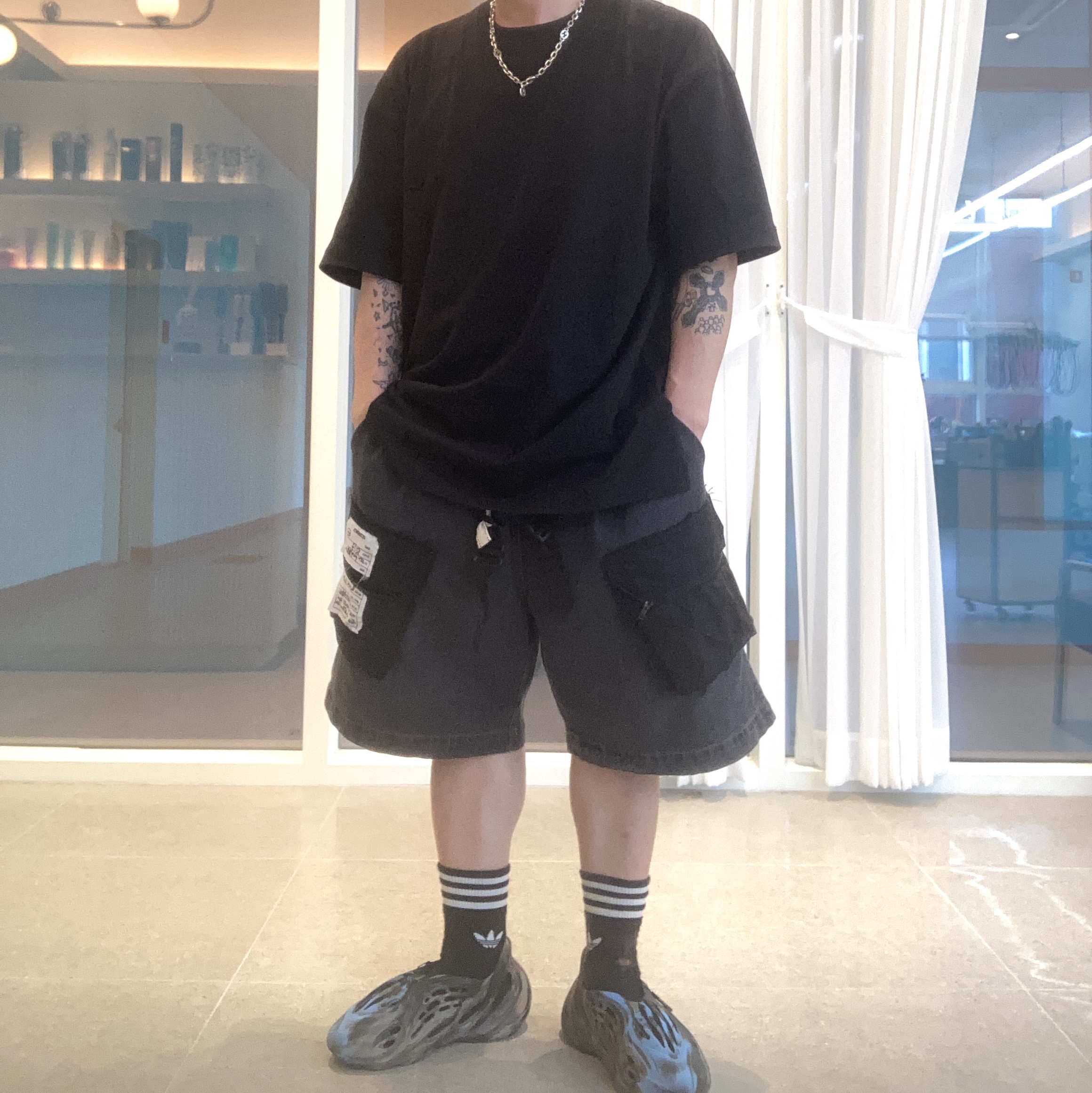 Adidas Yeezy Foam RNNR MX Cinder, Crocs x Salehe Bembury Pollex Clog Tide 착용 스타일 - 3