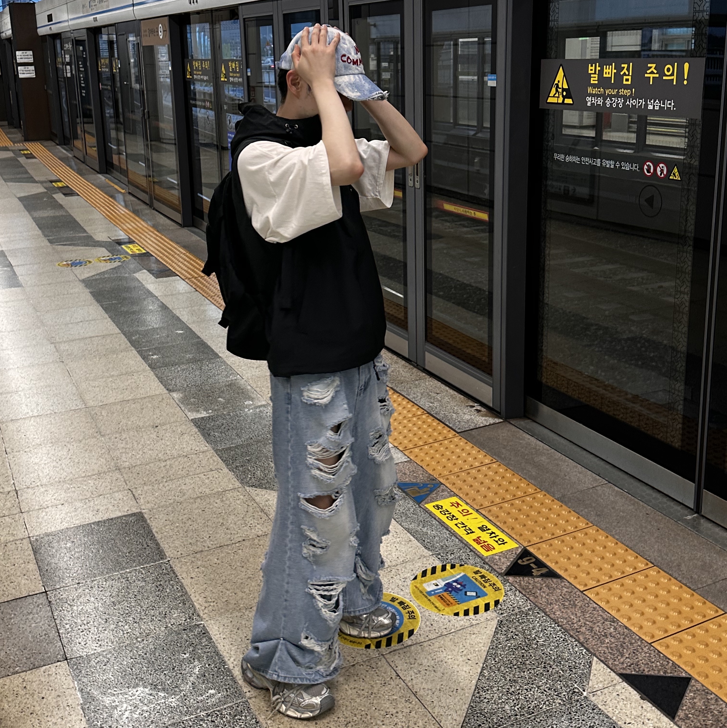 Balenciaga 3XL Sneakers Light Beige 착용 스타일