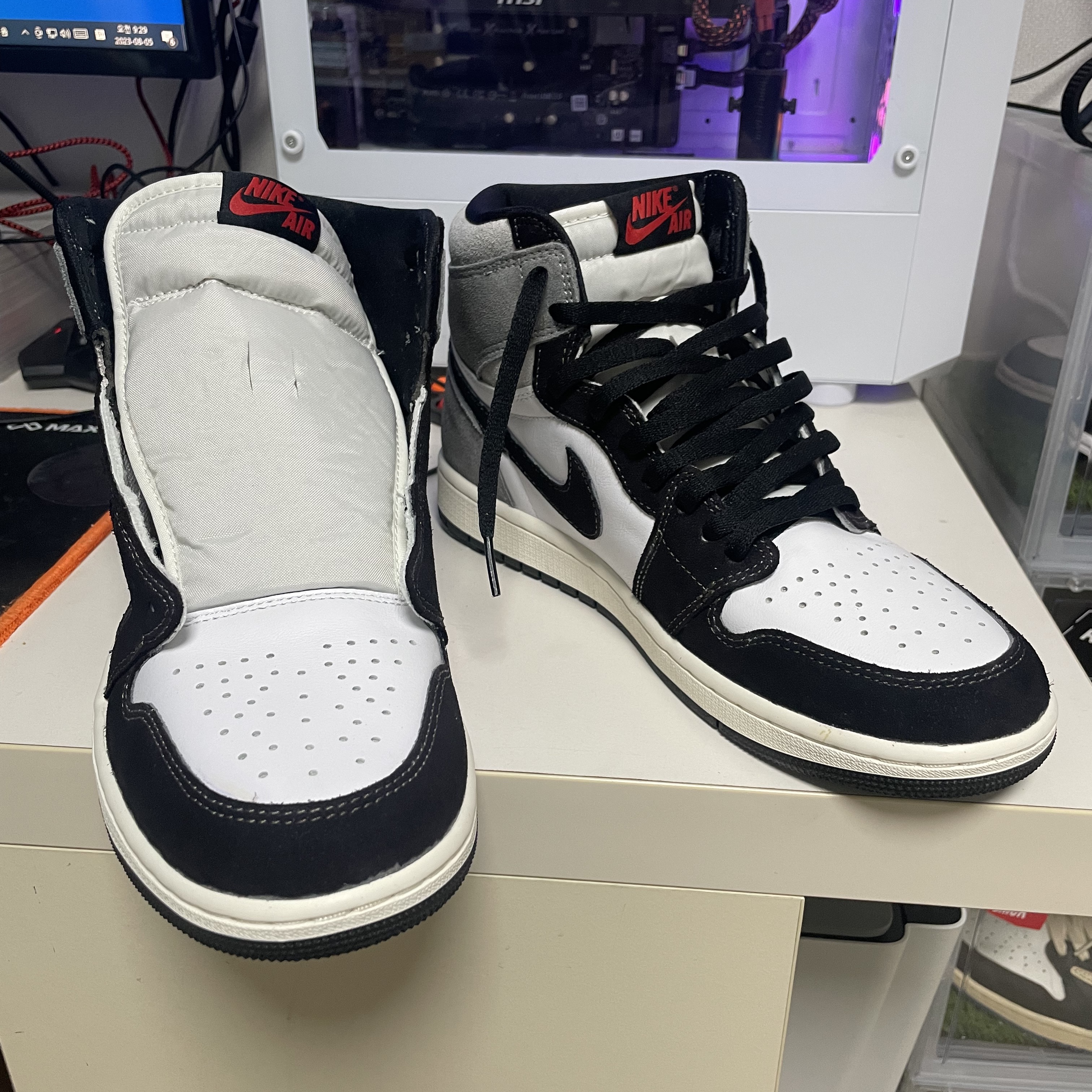 Jordan 1 Retro High OG Black and Smoke Grey 착용 스타일 - 1