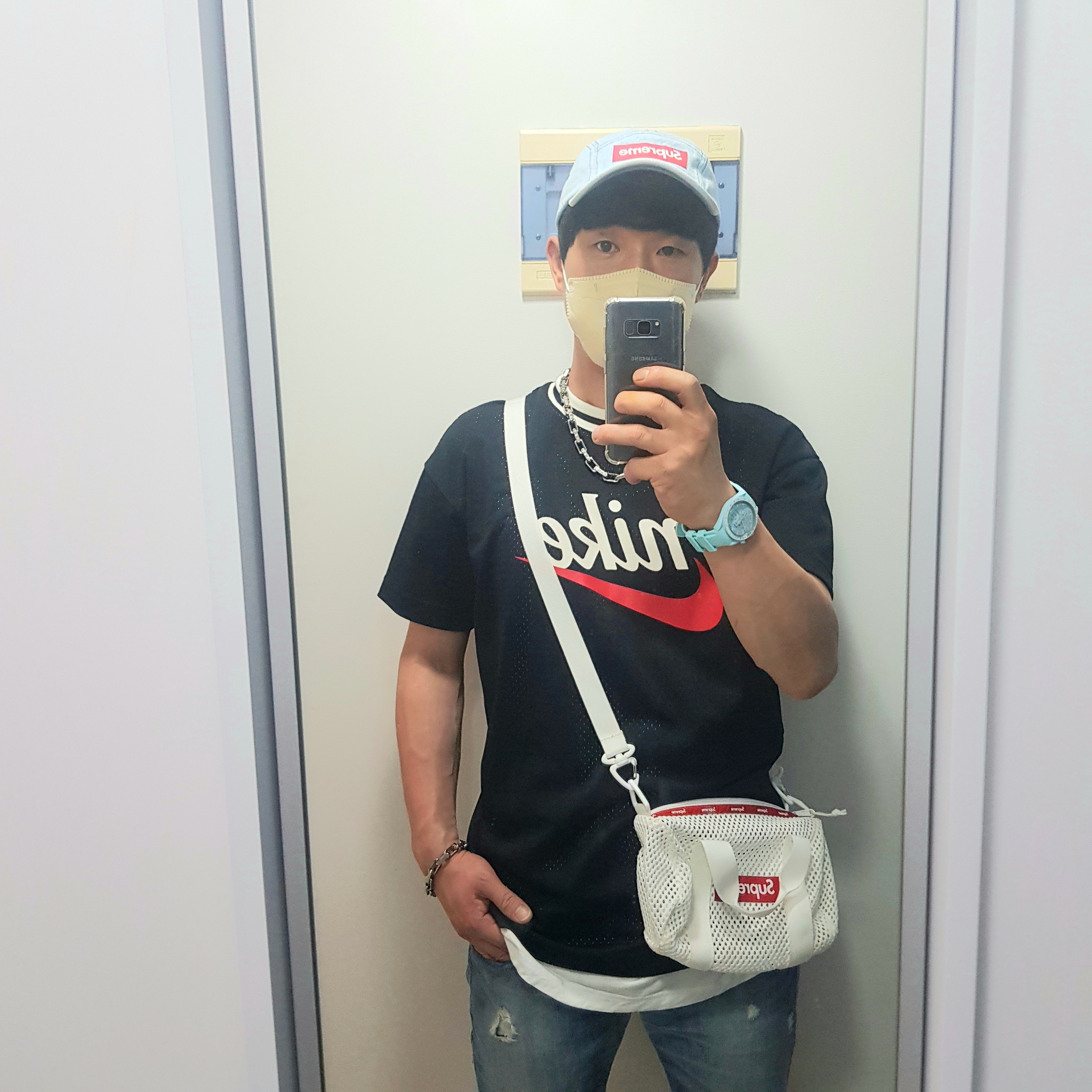 (W) Jordan 1 Retro High Satin Red, Supreme Mesh Mini Duffle Bag White - 23SS 착용 스타일 - 3