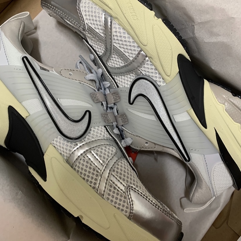 Nike V2K Run Summit White Metallic Silver 착용 스타일