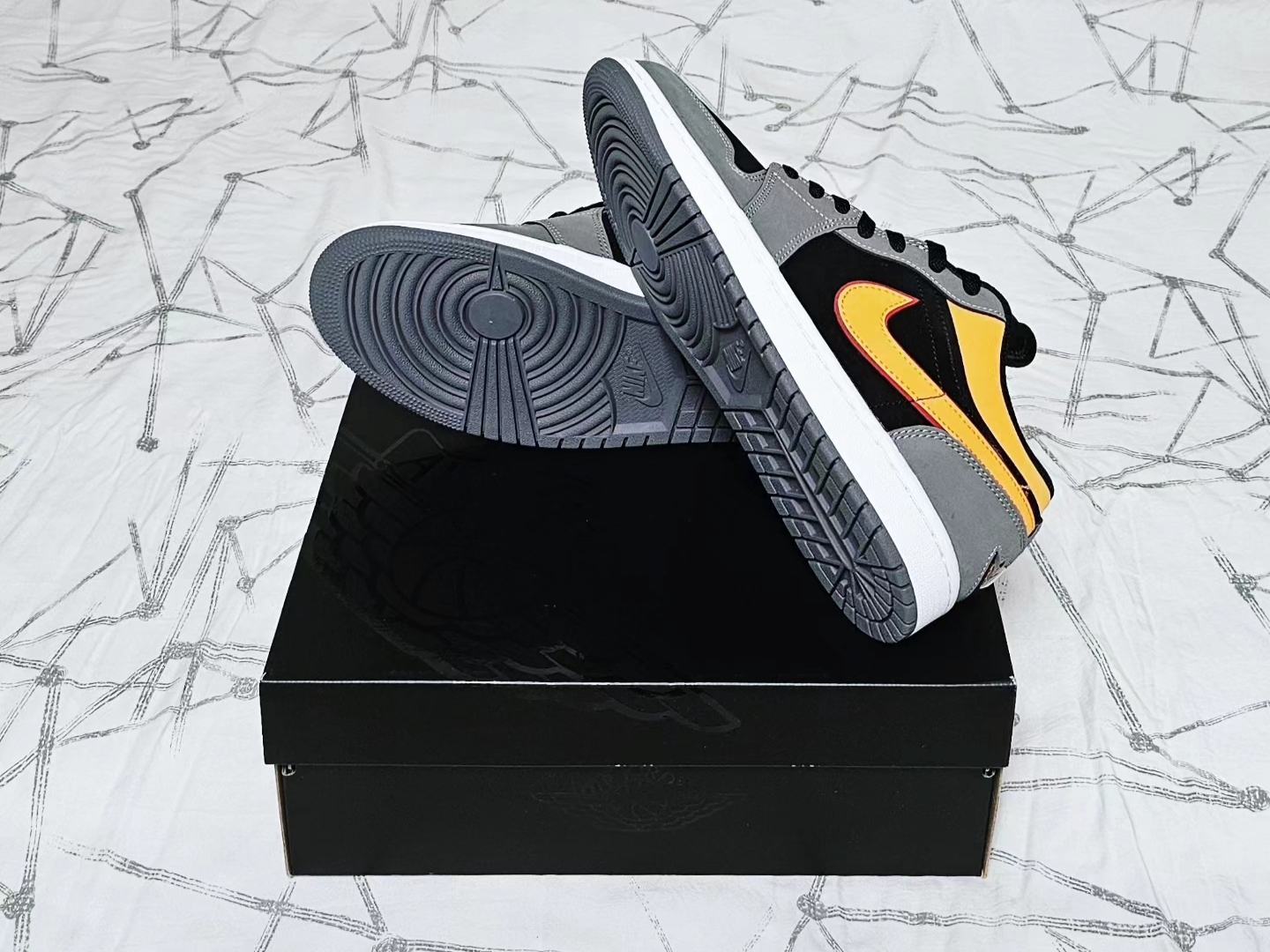 Jordan 1 Low SE Black Vivid Orange 착용 스타일 - 4