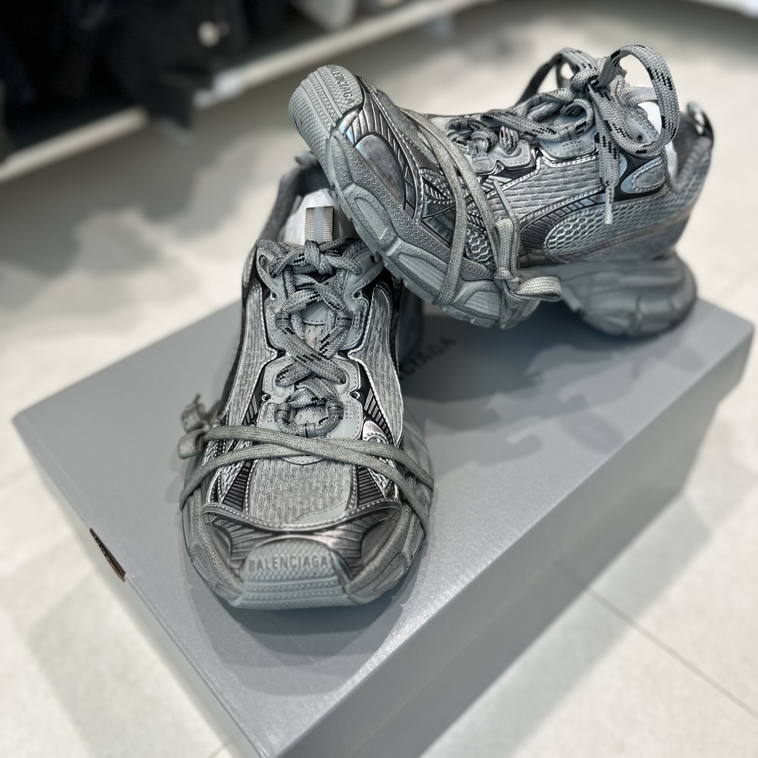 Balenciaga 3XL Sneakers Grey Black 착용 스타일
