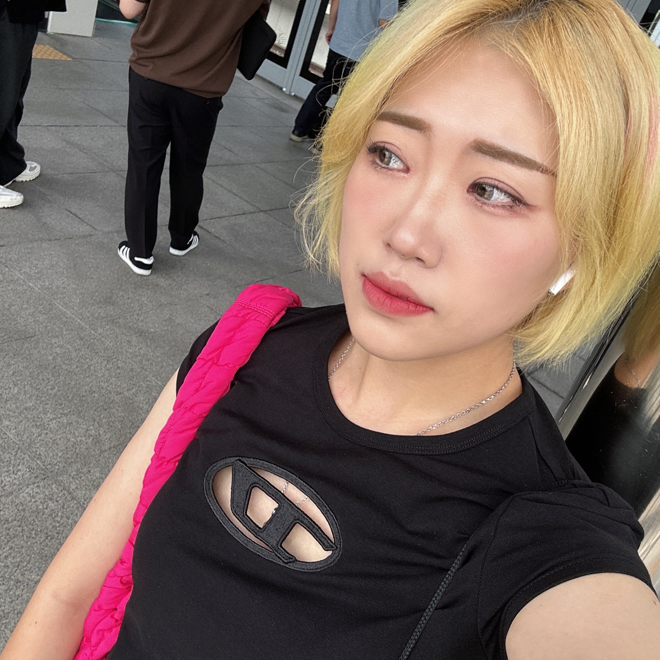 (W) Diesel T-Angie Peekaboo Logo T-Shirt Black, COS Quilted Mini Bag Pink 착용 스타일 - 4