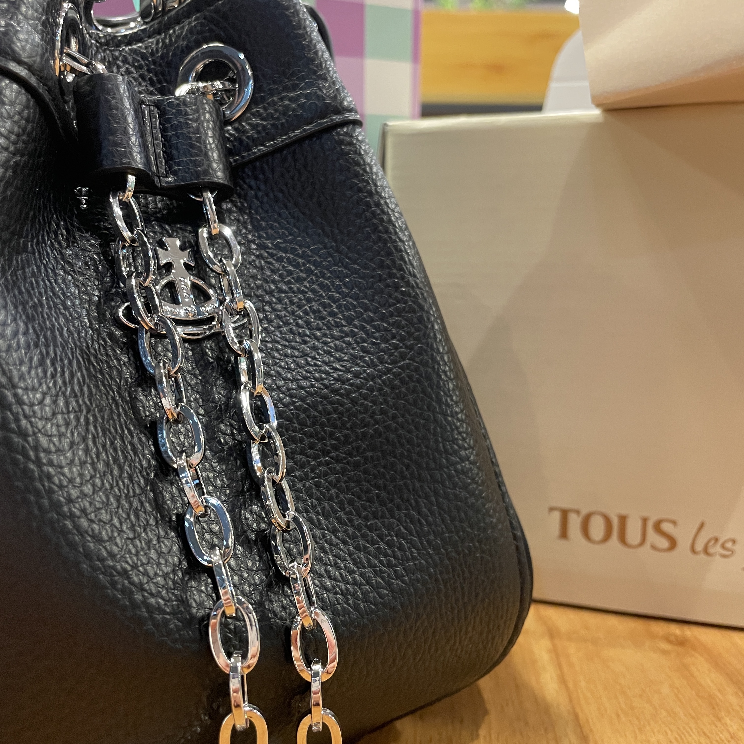Vivienne Westwood Chrissy Small Bucket Bag Black 착용 스타일 - 2