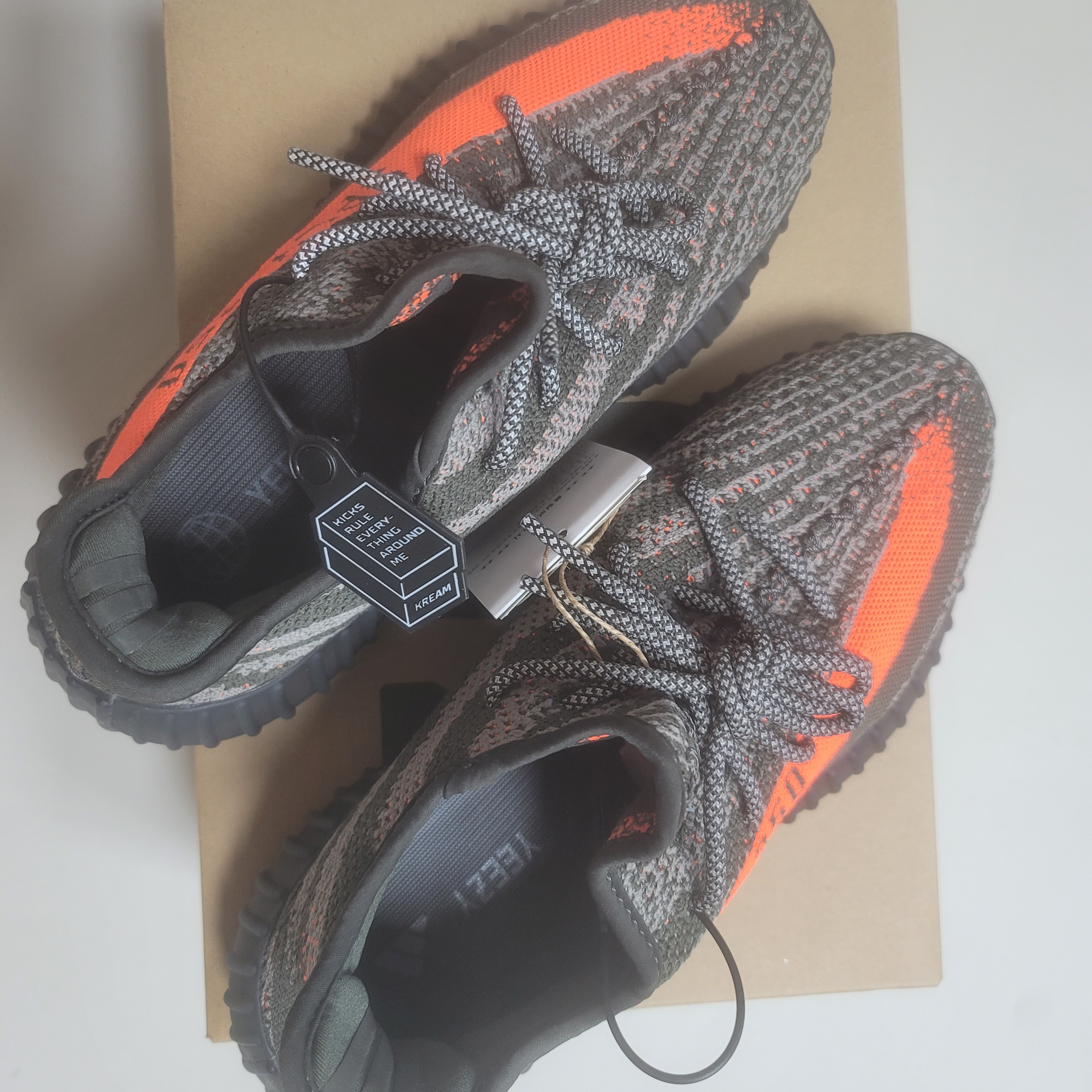 Adidas Yeezy Boost 350 V2 Carbon Beluga 착용 스타일 - 2
