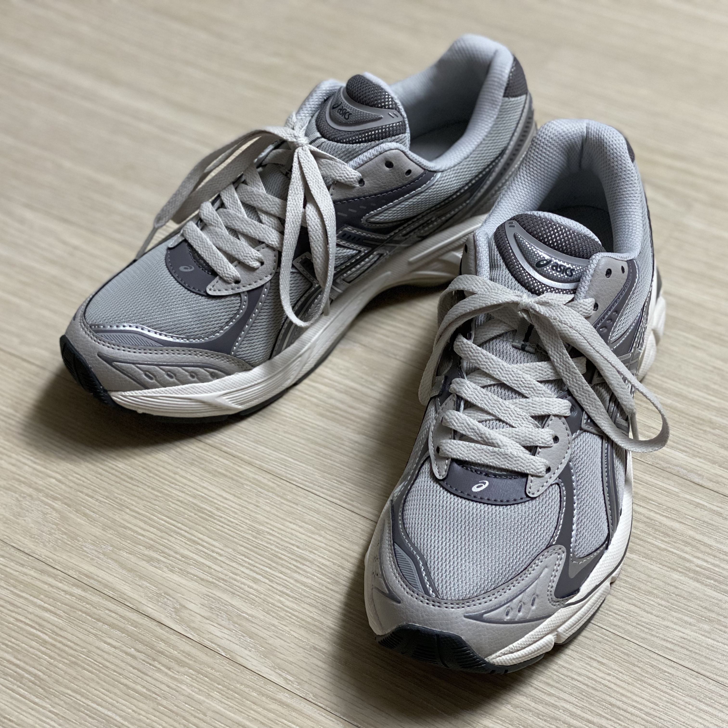 Asics GT-2160 Oyster Grey Carbon 착용 스타일 - 1