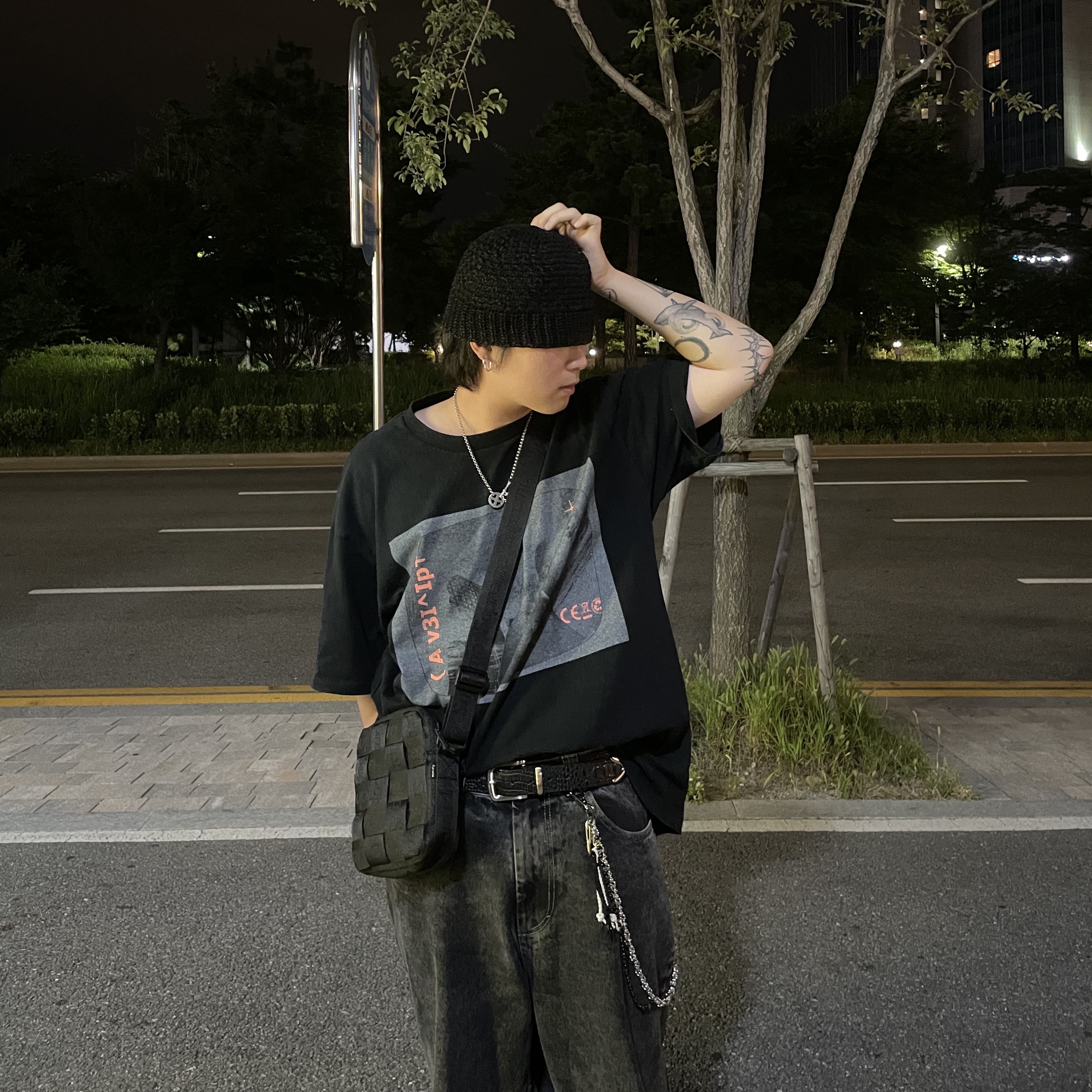 Supreme Woven Shoulder Bag Black - 23SS, Nike Air Force 1 '07 QS Valentine's Day 착용 스타일 - 1