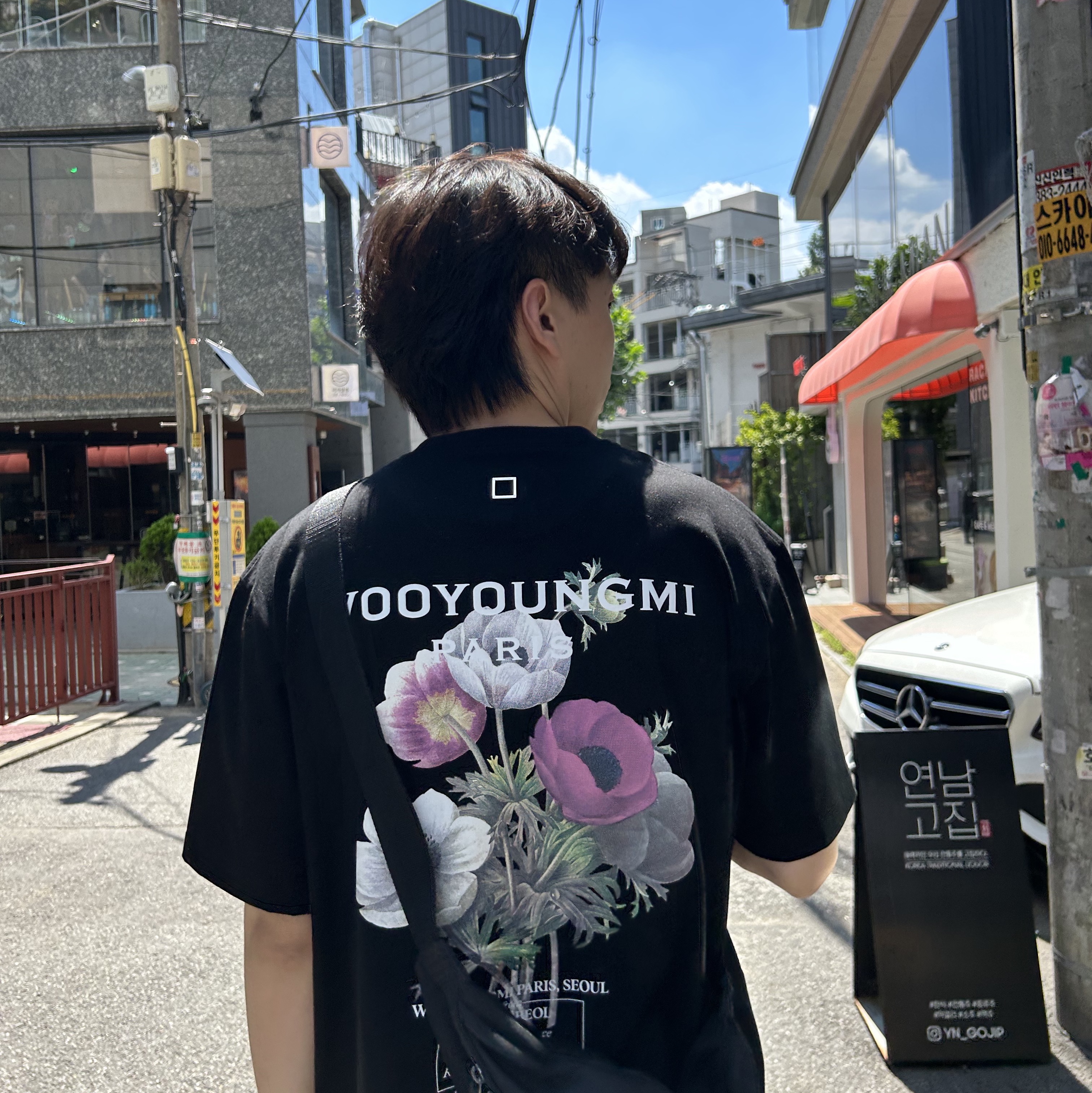 Wooyoungmi Flower Print Back Logo T-Shirt Black - 23FW 착용 스타일 - 1
