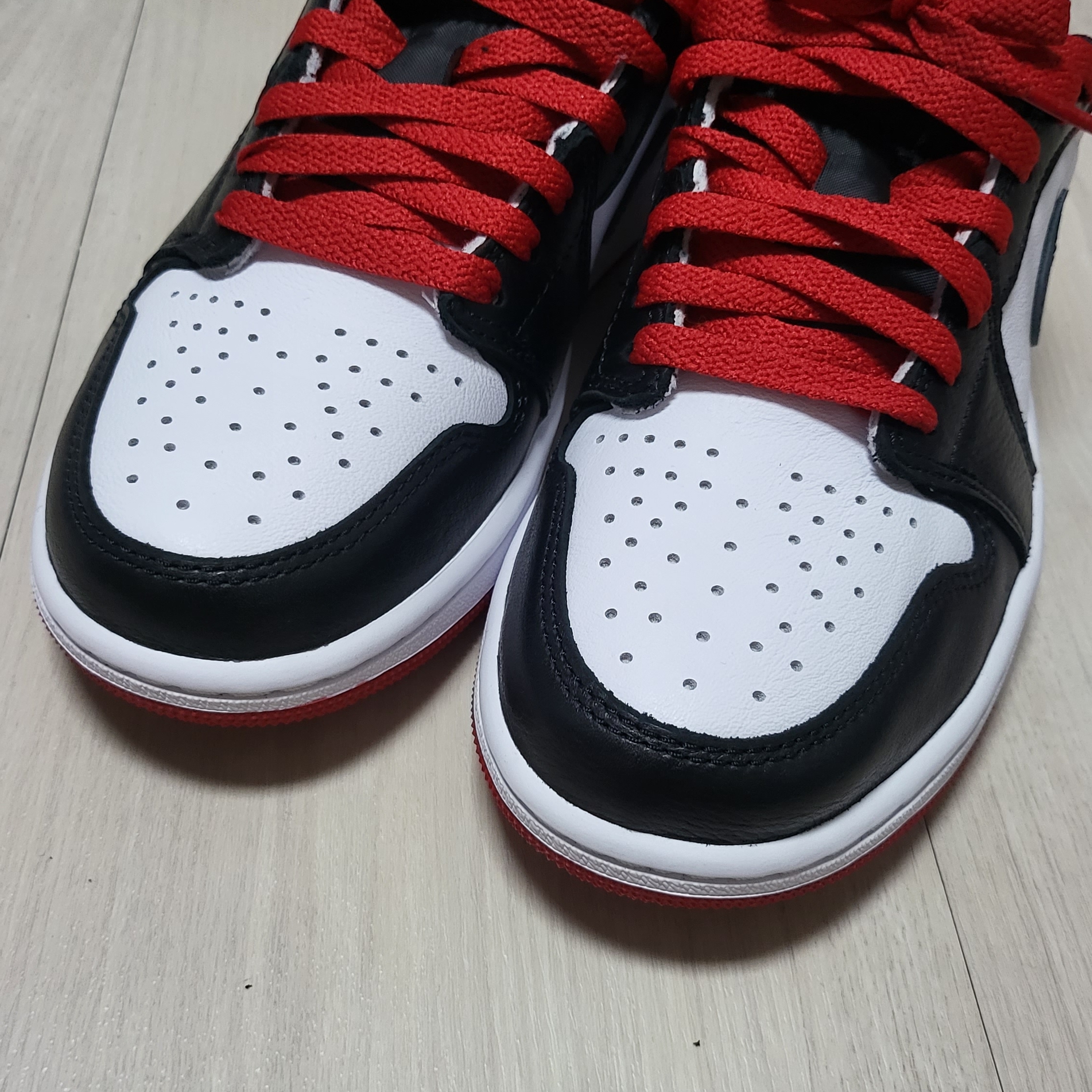 Jordan 1 Retro Low OG Black Toe 착용 스타일 - 3