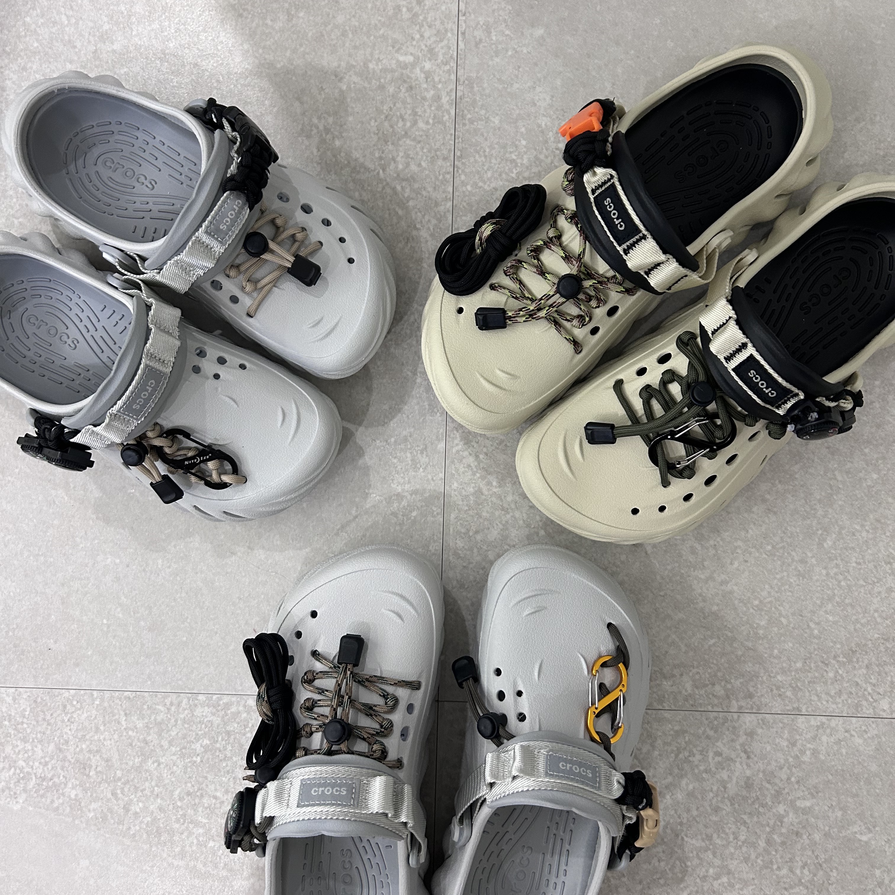 Crocs Echo Clog Atmosphere, Crocs Echo Clog Bone Black 착용 스타일 - 2