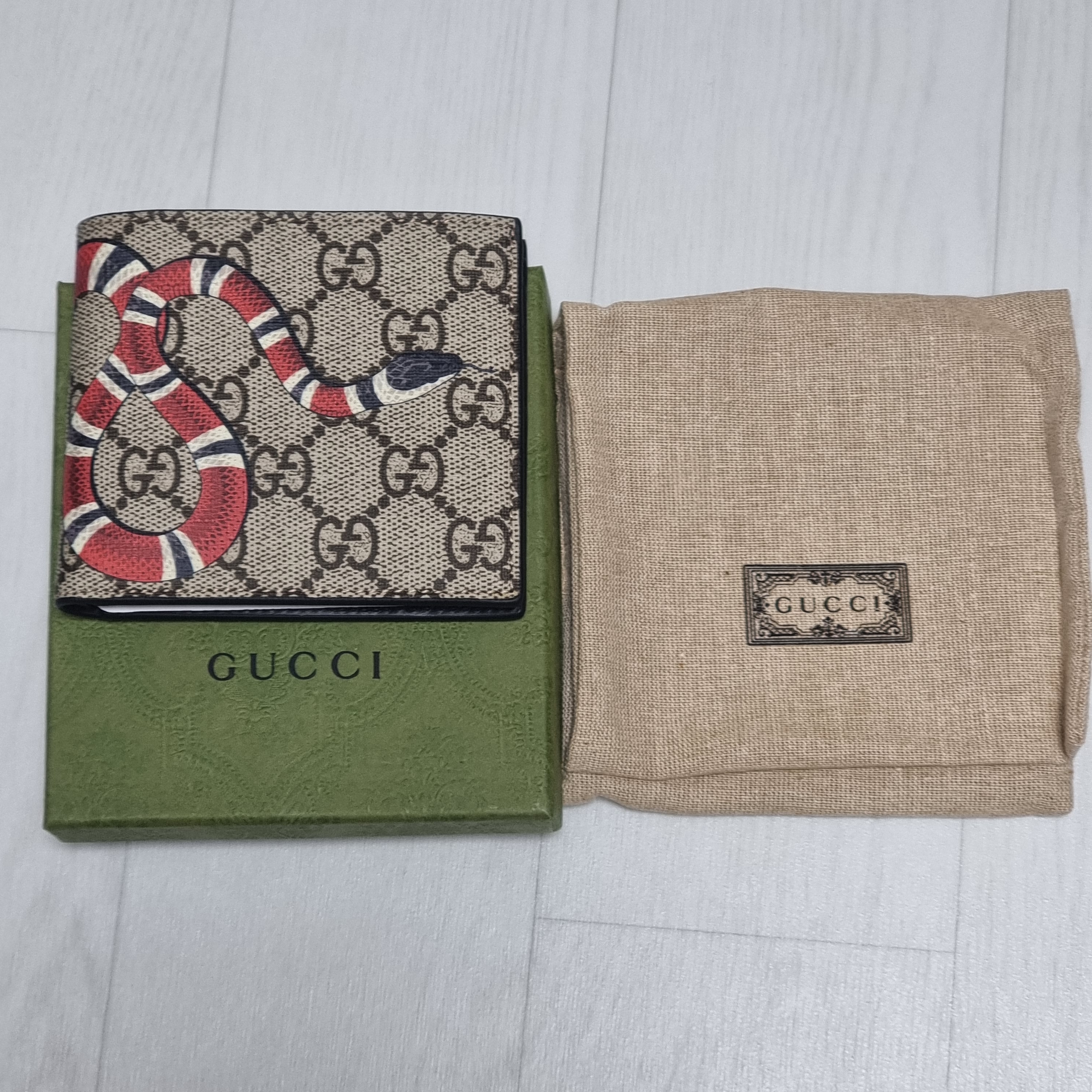 Gucci Kingsnake Print GG Supreme Wallet 착용 스타일
