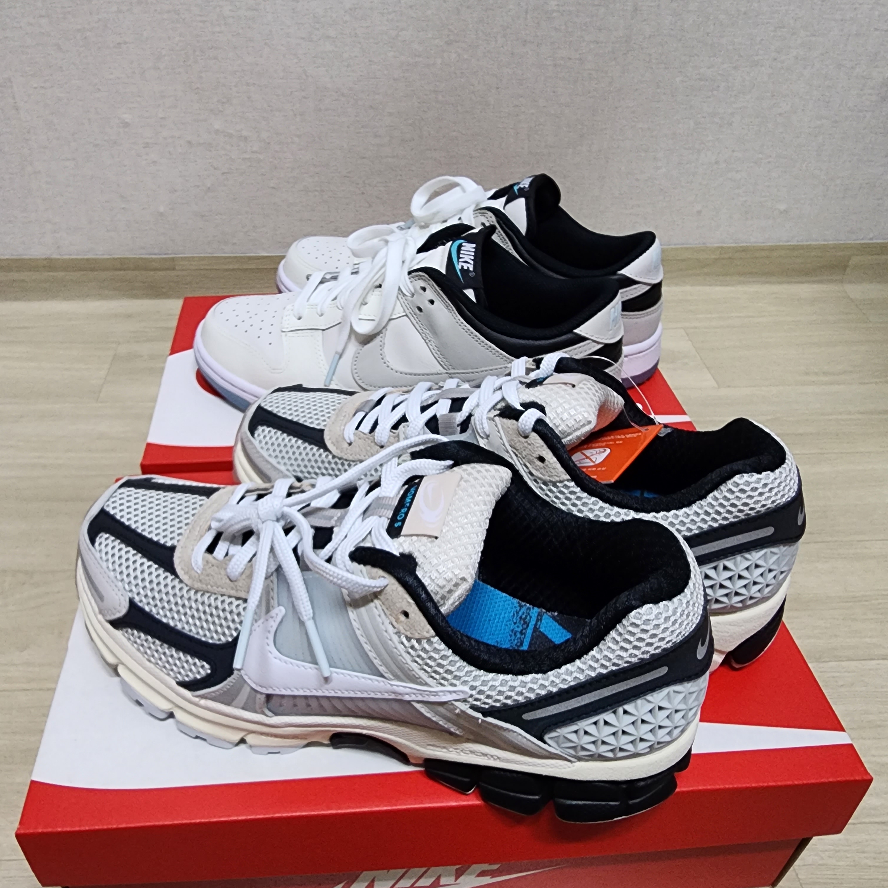 Nike Zoom Vomero 5 Light Bone and Black 착용 스타일 - 1
