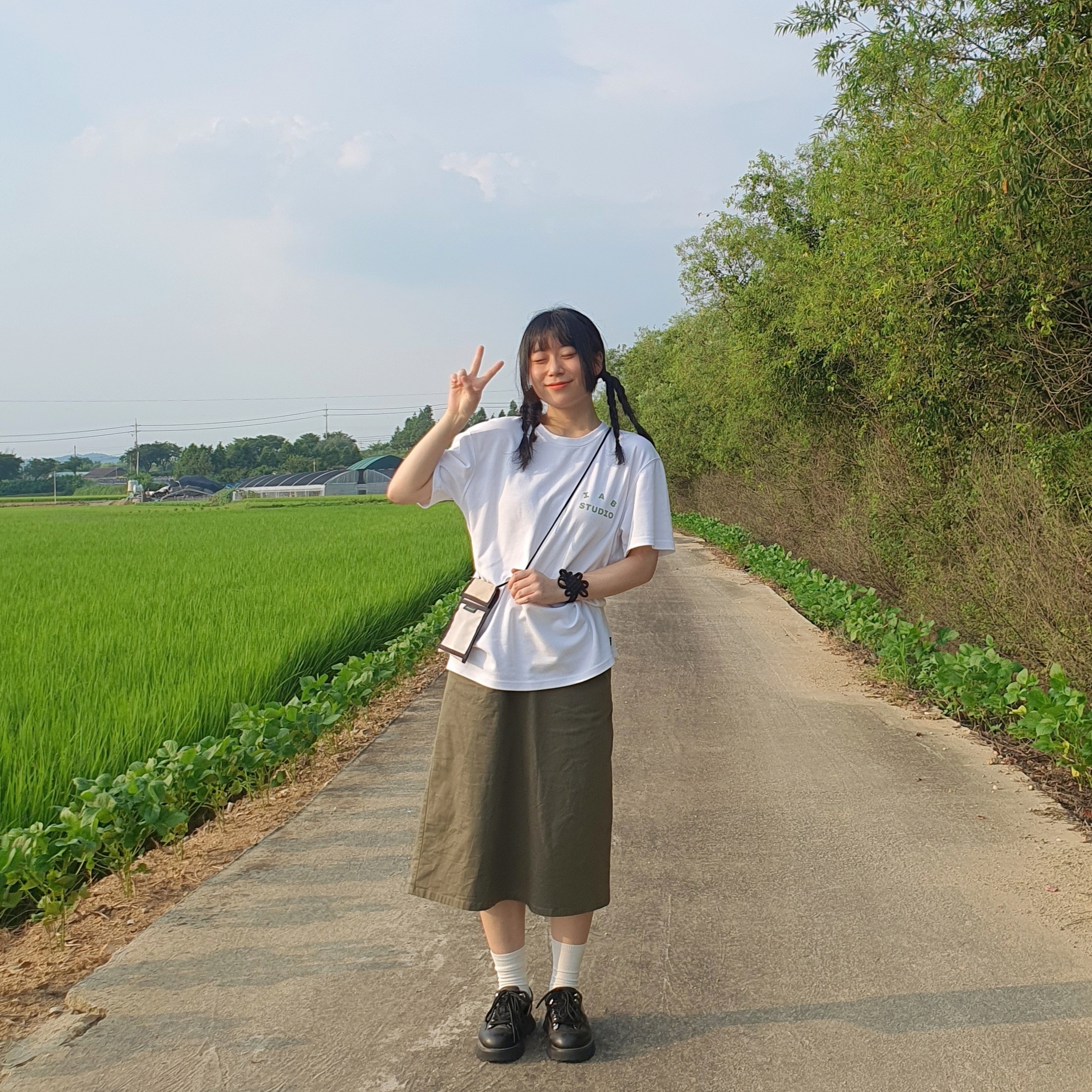 IAB Studio T-Shirt White Light Green 착용 스타일 - 1