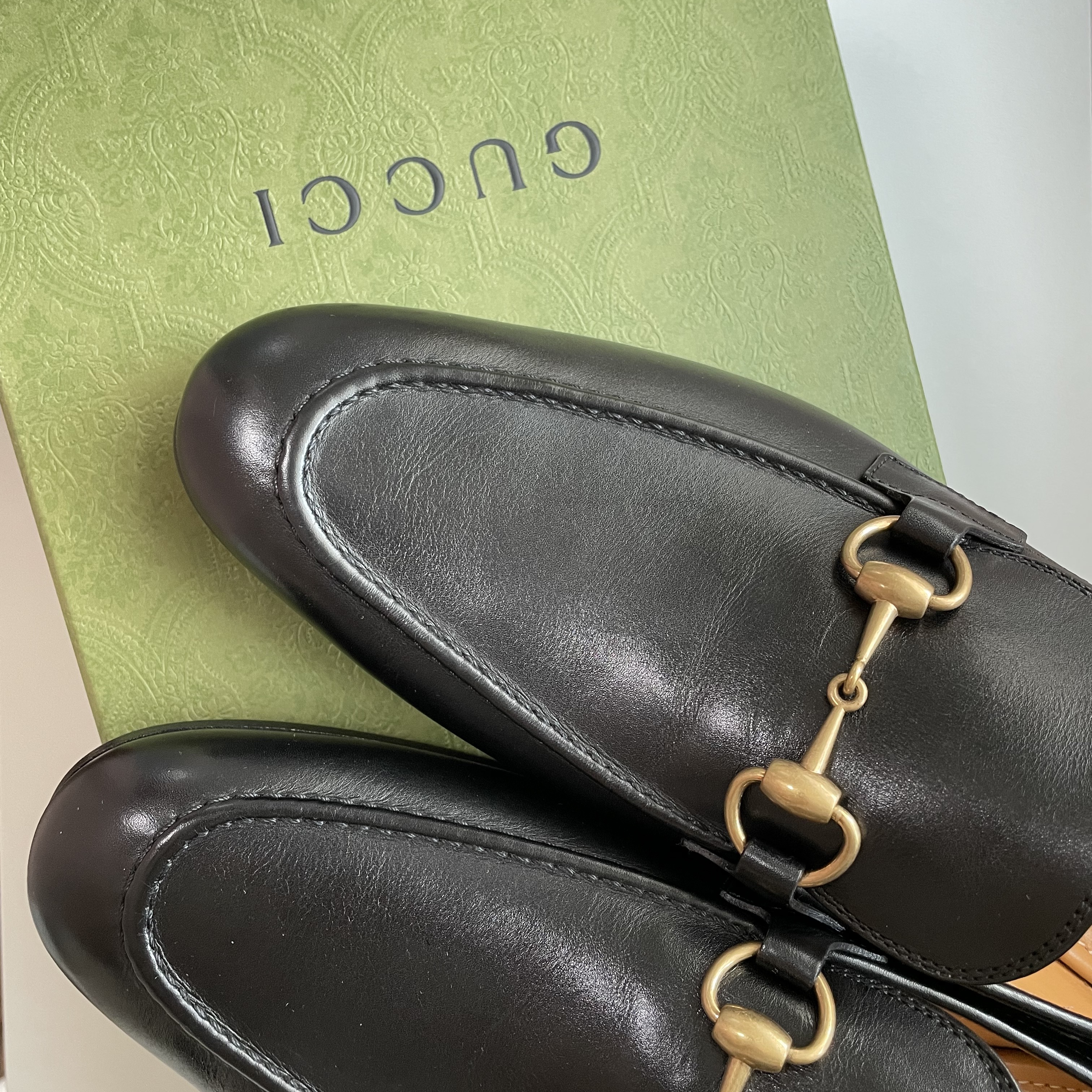 Gucci Jordaan Leather Loafers Black 착용 스타일