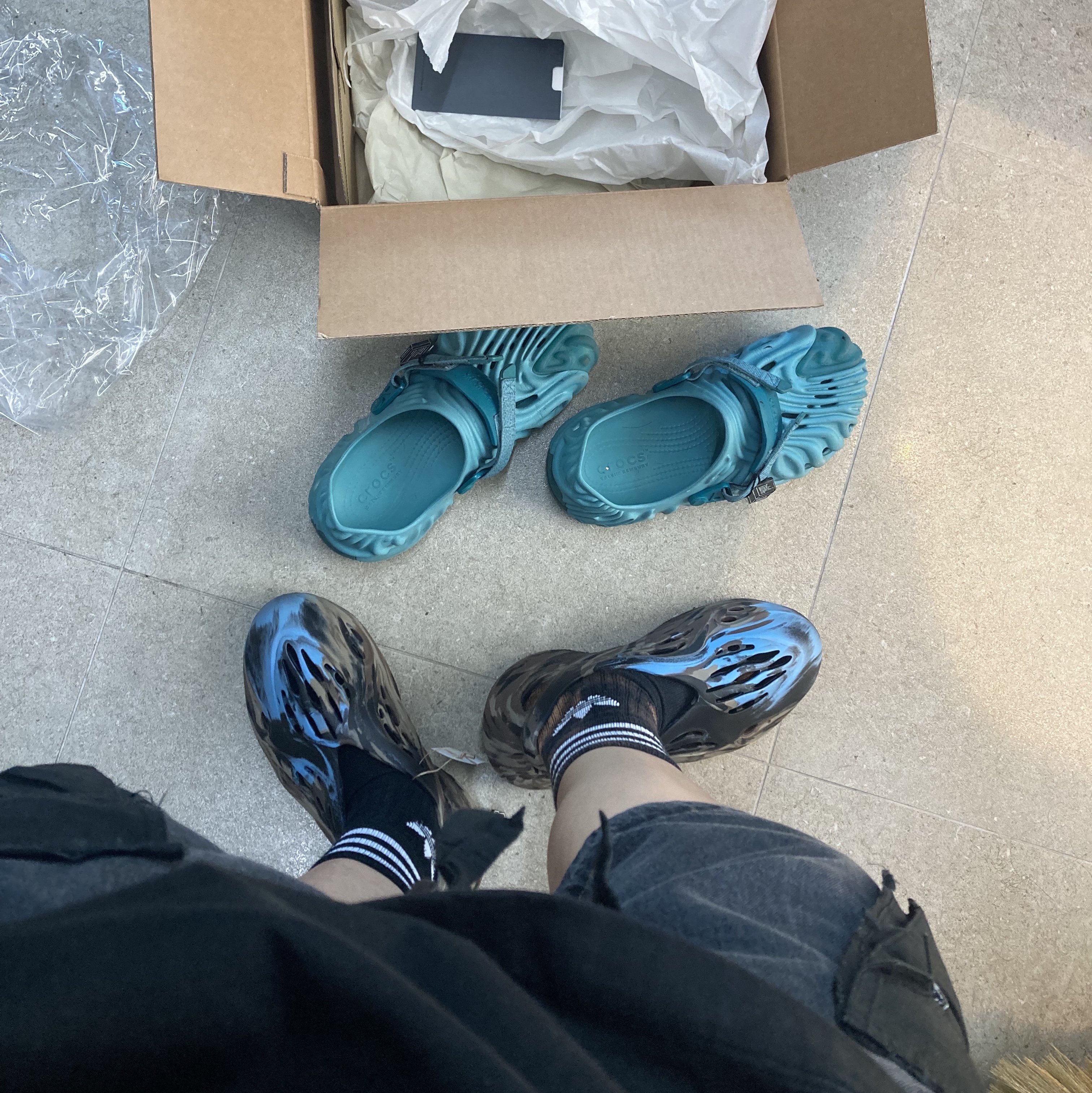 Adidas Yeezy Foam RNNR MX Cinder, Crocs x Salehe Bembury Pollex Clog Tide 착용 스타일 - 1