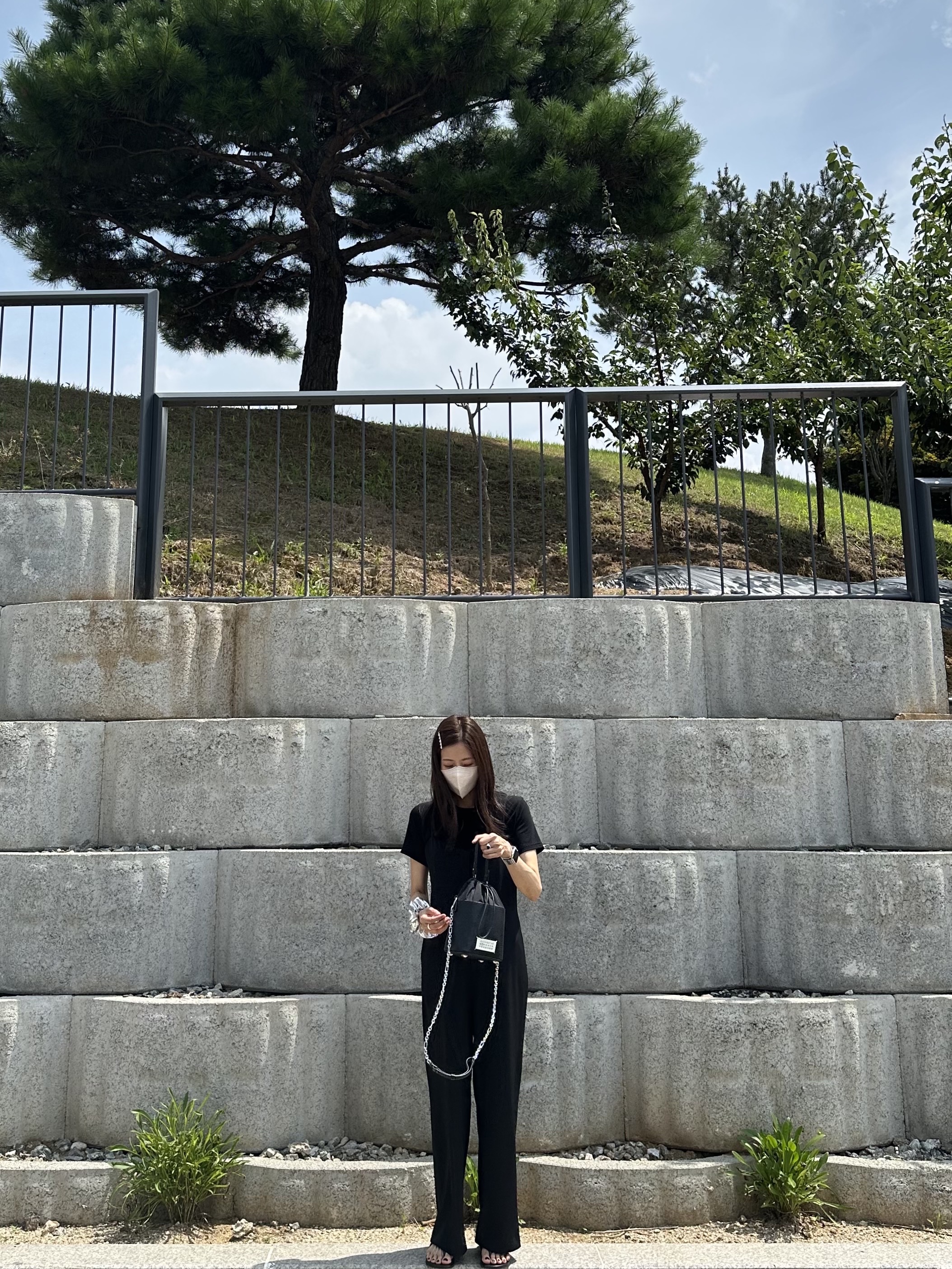 Maison Margiela 5AC Bucket Bag Black 착용 스타일 - 2