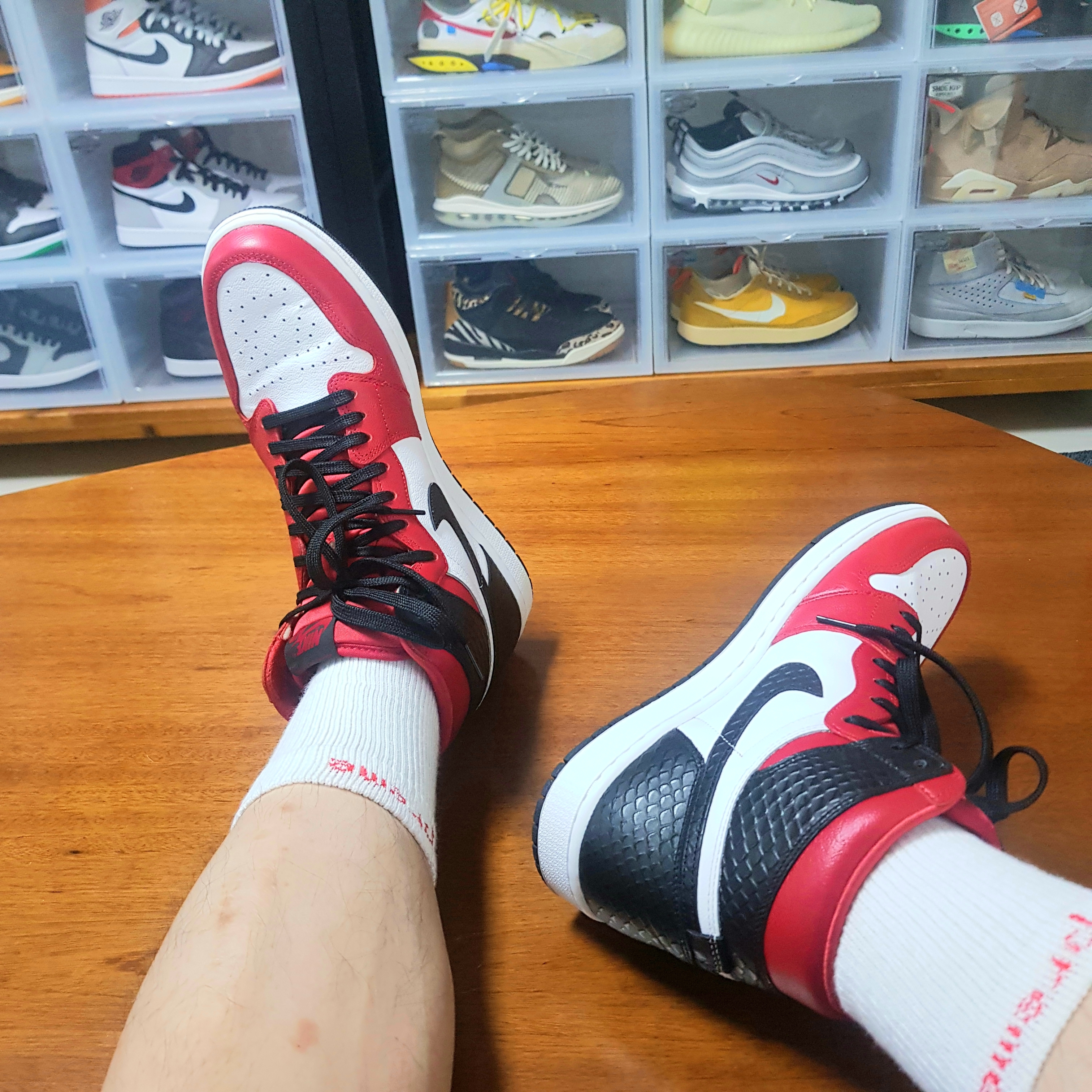 (W) Jordan 1 Retro High Satin Red, Supreme Mesh Mini Duffle Bag White - 23SS 착용 스타일 - 5