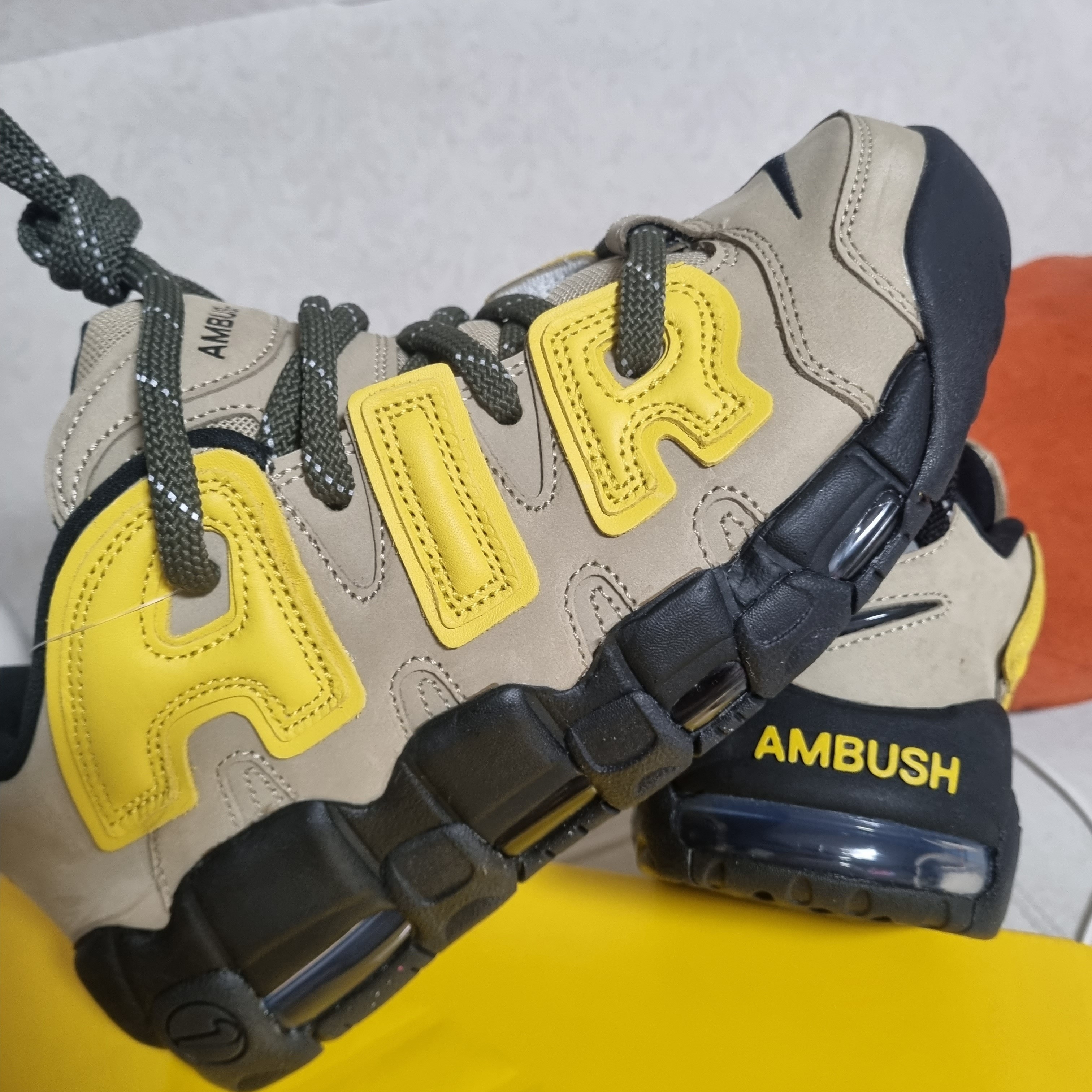 Nike x Ambush Air More Uptempo Low Vivid Sulfur and Limestone 착용 스타일 - 3