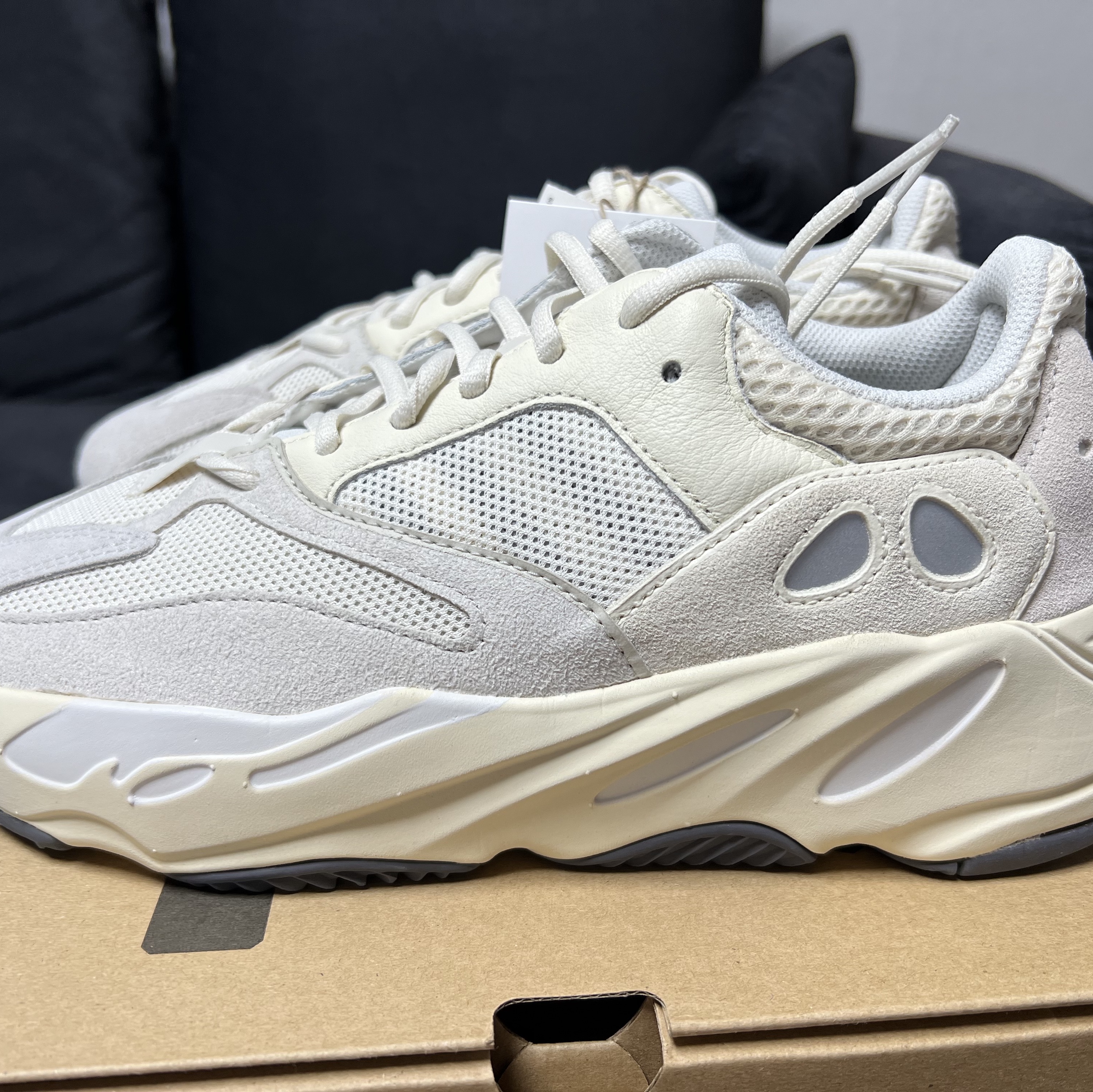 Adidas Yeezy Boost 700 Analog 2022/2023 착용 스타일 - 2