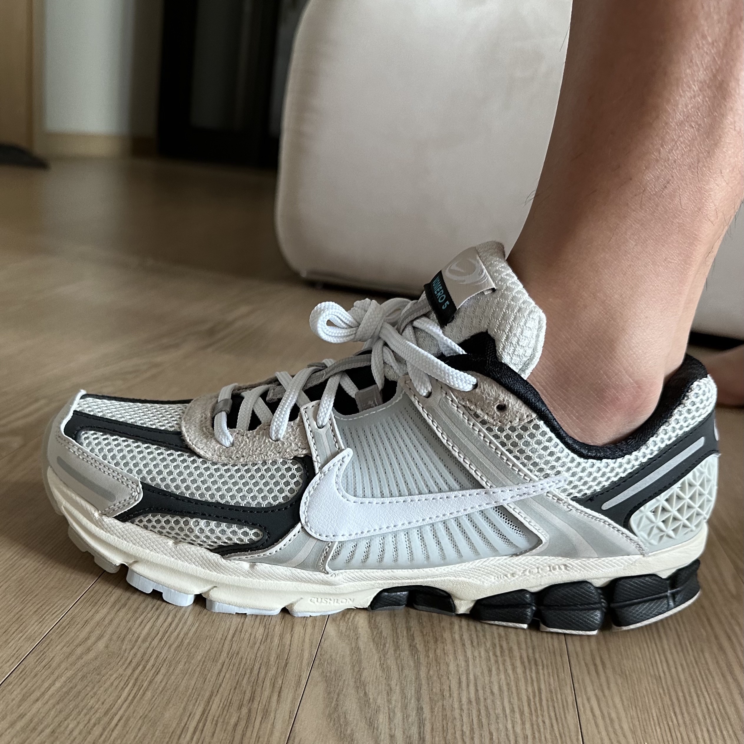Nike Zoom Vomero 5 Light Bone and Black 착용 스타일 - 2