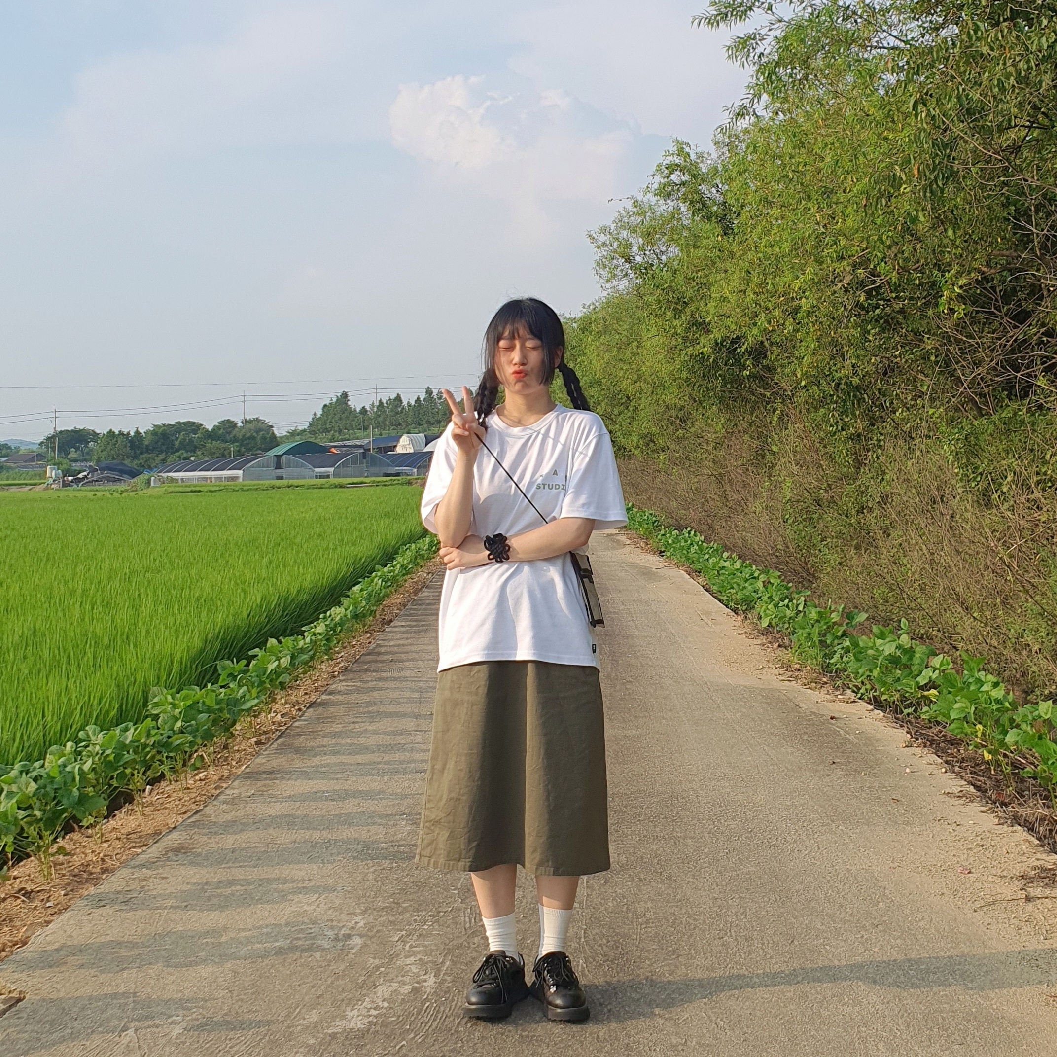 IAB Studio T-Shirt White Light Green 착용 스타일 - 4
