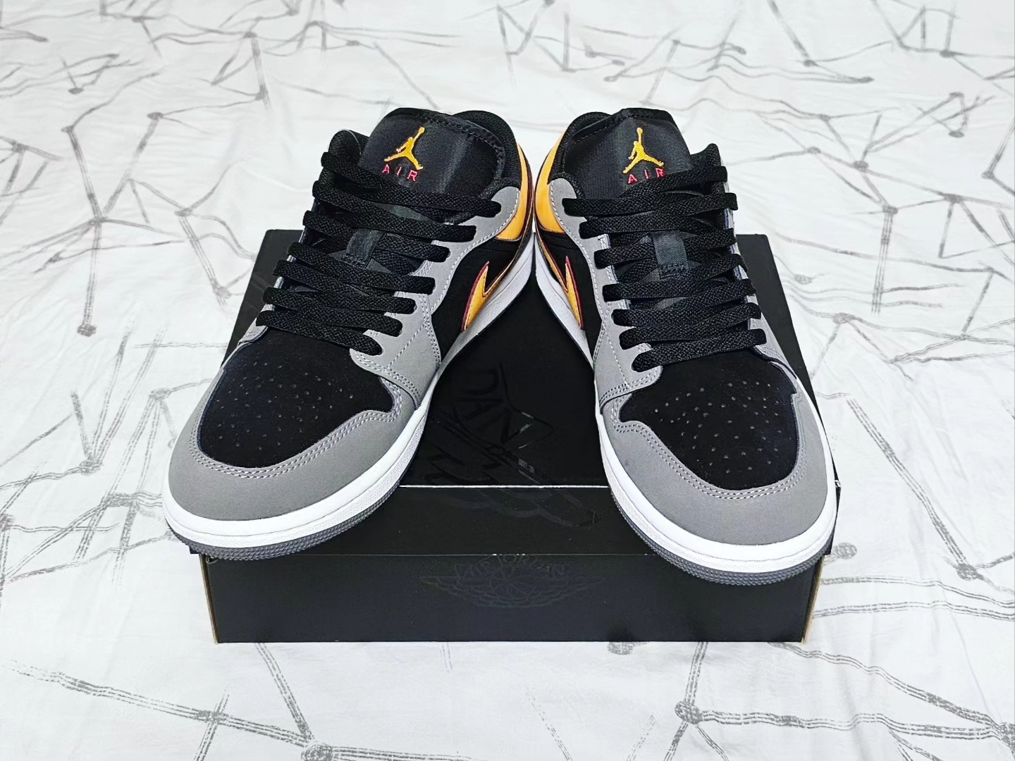 Jordan 1 Low SE Black Vivid Orange 착용 스타일 - 3